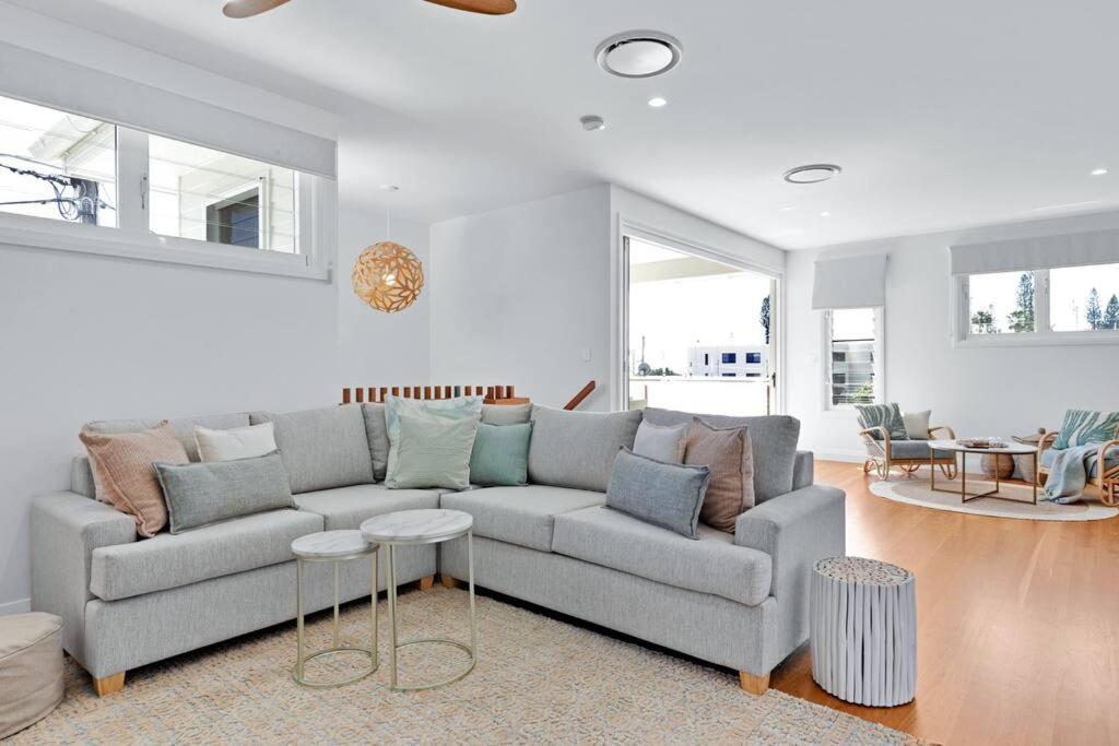 LEO2-SOPHISTICATED, BEACH HOLIDAY HOME