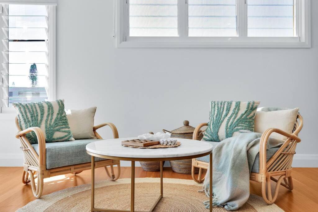 LEO2-SOPHISTICATED, BEACH HOLIDAY HOME
