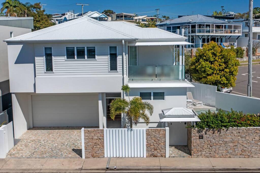 LEO2-SOPHISTICATED, BEACH HOLIDAY HOME