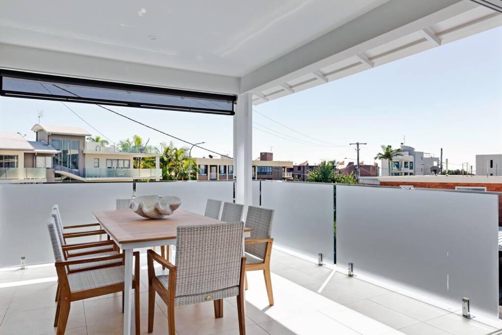 LEO2-SOPHISTICATED, BEACH HOLIDAY HOME