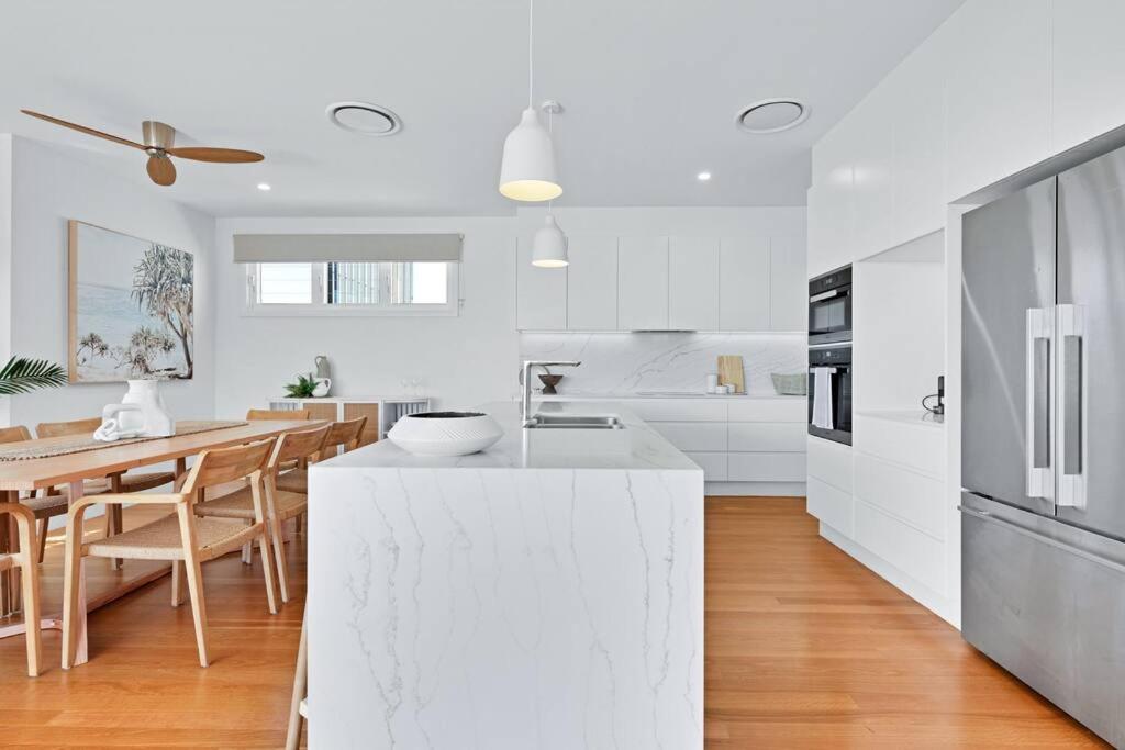 LEO2-SOPHISTICATED, BEACH HOLIDAY HOME