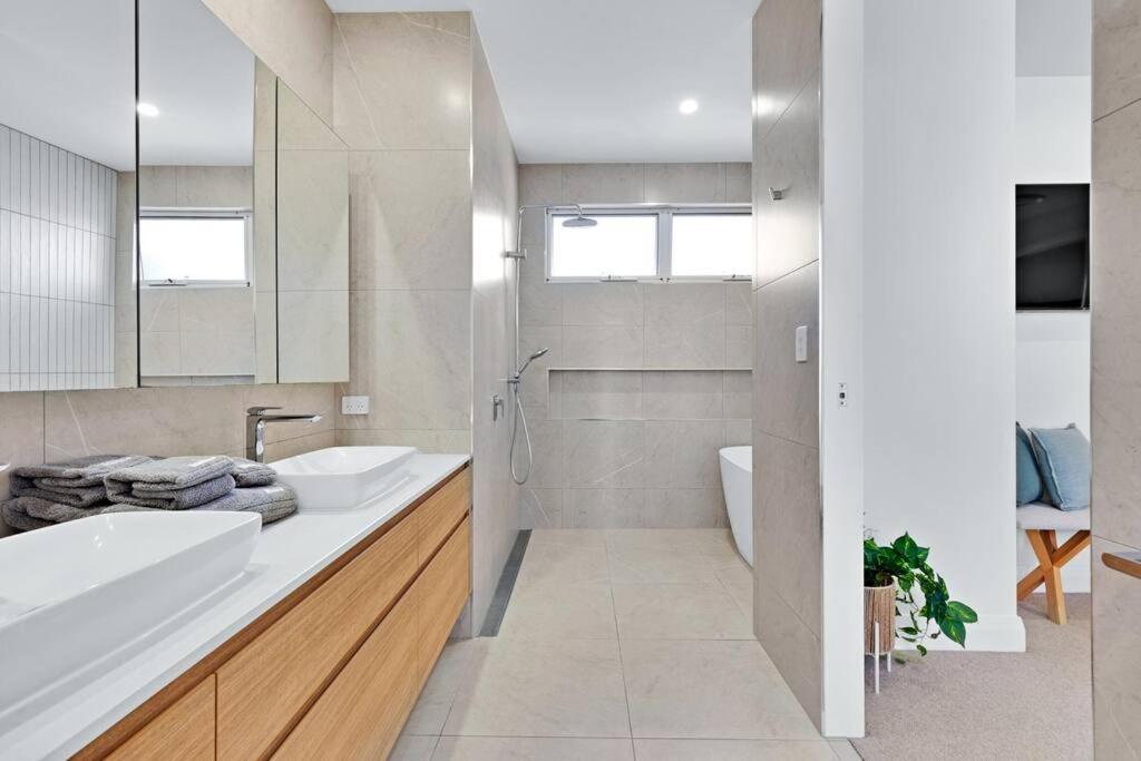 LEO2-SOPHISTICATED, BEACH HOLIDAY HOME