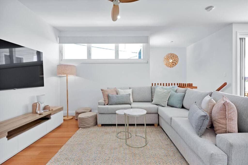 LEO2-SOPHISTICATED, BEACH HOLIDAY HOME