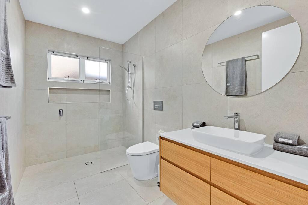 LEO2-SOPHISTICATED, BEACH HOLIDAY HOME