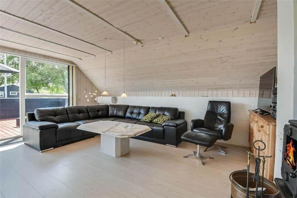 Stort sommerhus ved vandet - plads til 2 familier view 4