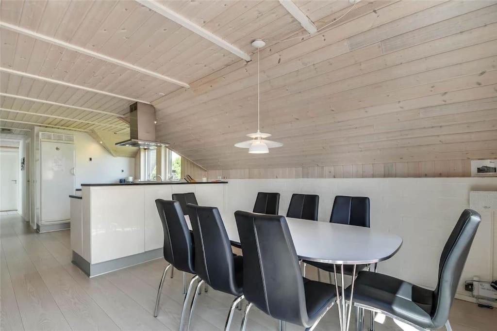 Stort sommerhus ved vandet - plads til 2 familier view 5