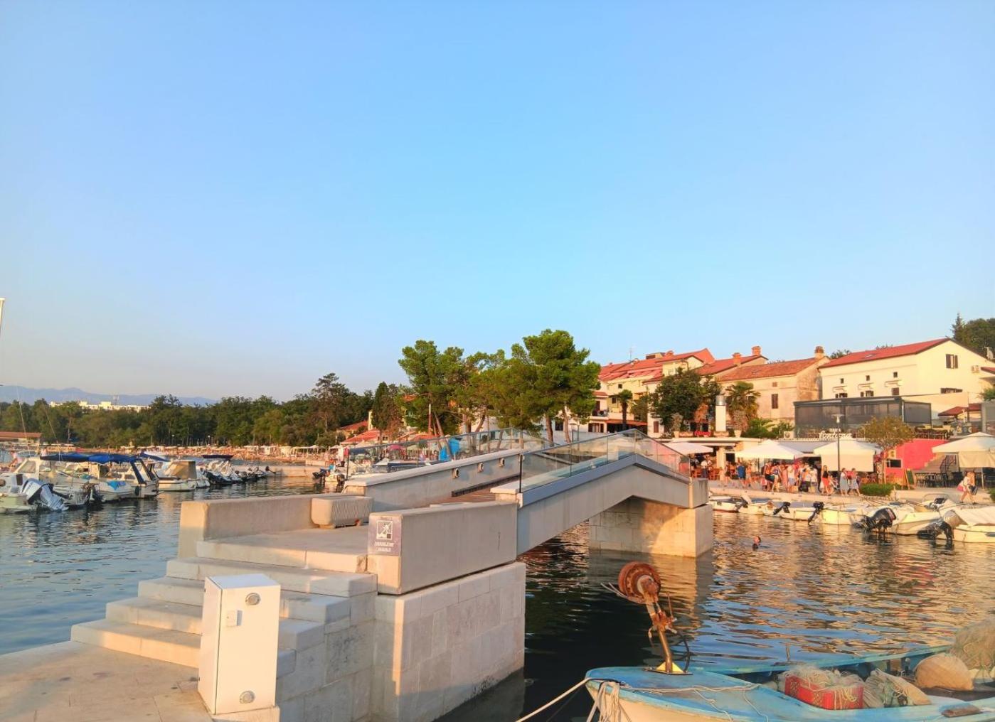 Apartments Malenica, Njivice, Croatia, 200 m from the sea