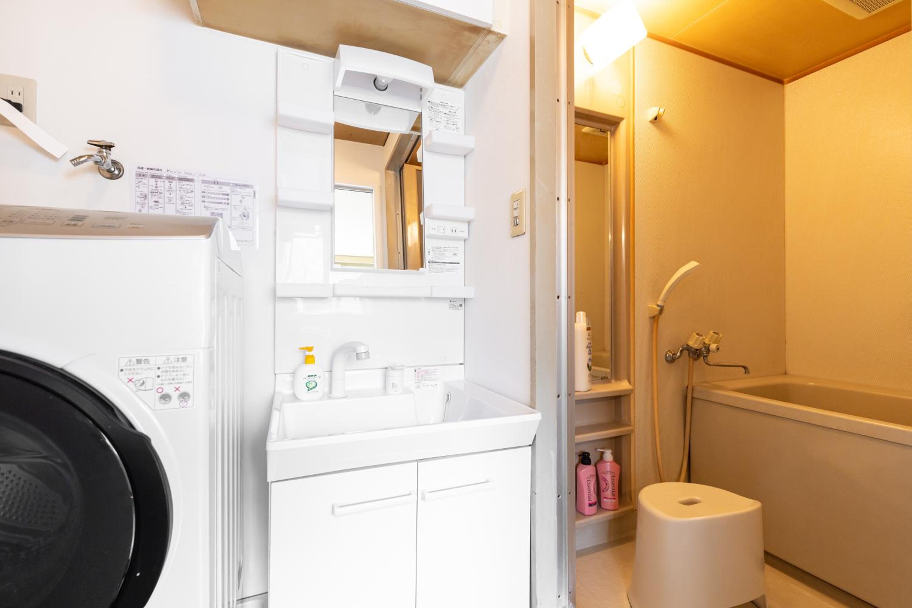 Premier Stay NAMBA なんば駅徒歩3分 3 mins walk from Namba Station 7rooms table 2baths 4toilets Osaka
