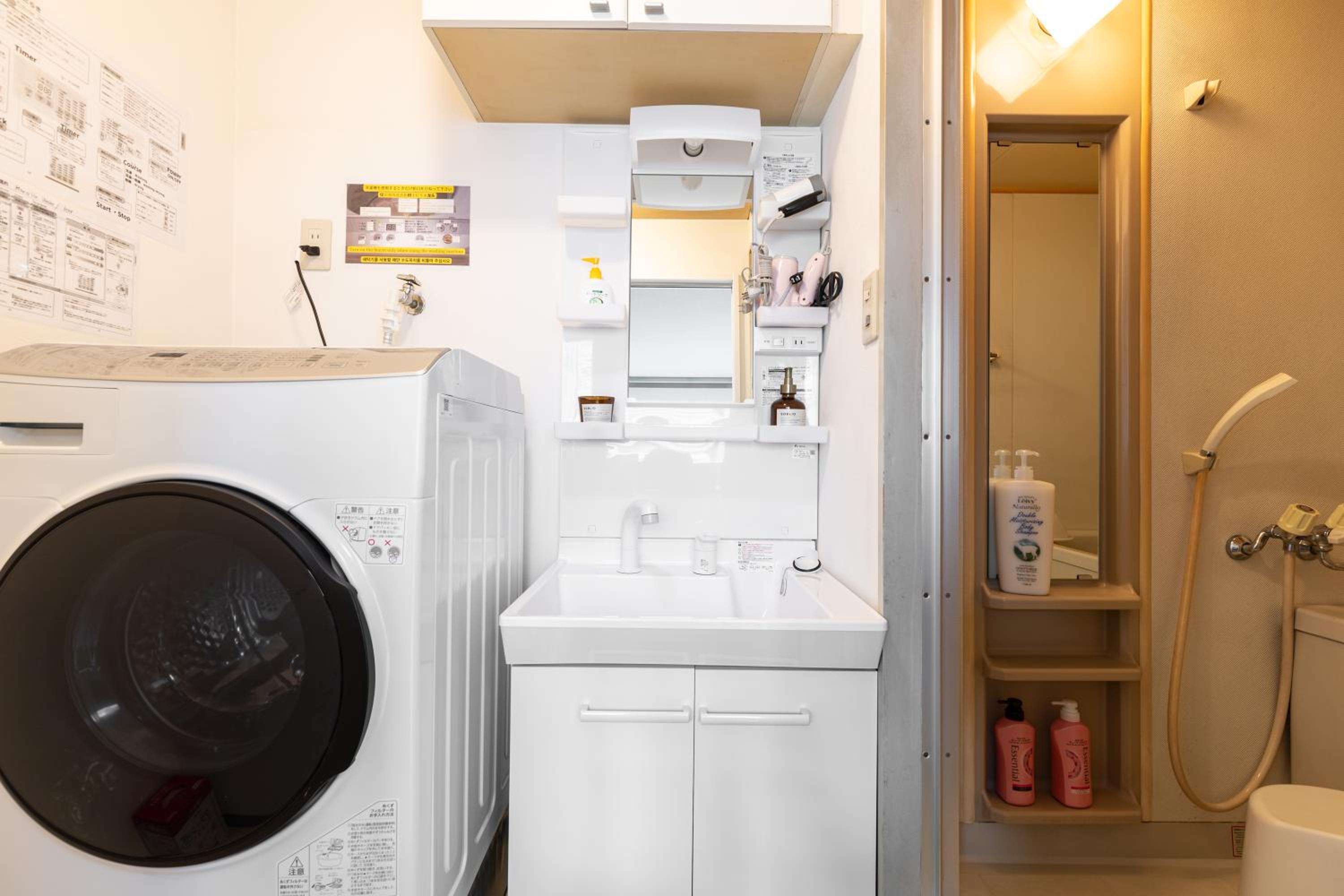 Premier Stay NAMBA なんば駅徒歩3分 3 mins walk from Namba Station 7rooms table 2baths 4toilets Osaka