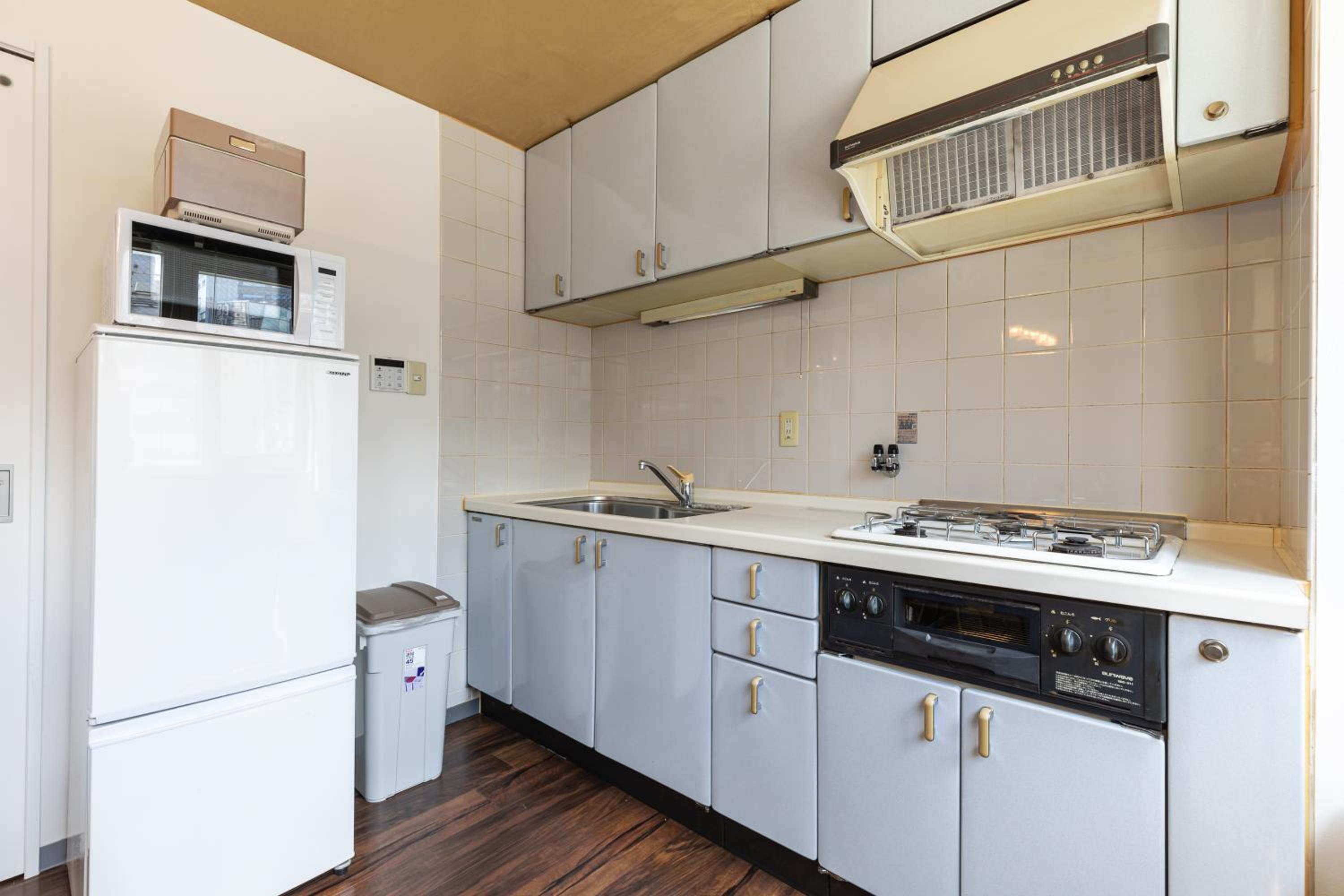 Premier Stay NAMBA なんば駅徒歩3分 3 mins walk from Namba Station 7rooms table 2baths 4toilets Osaka