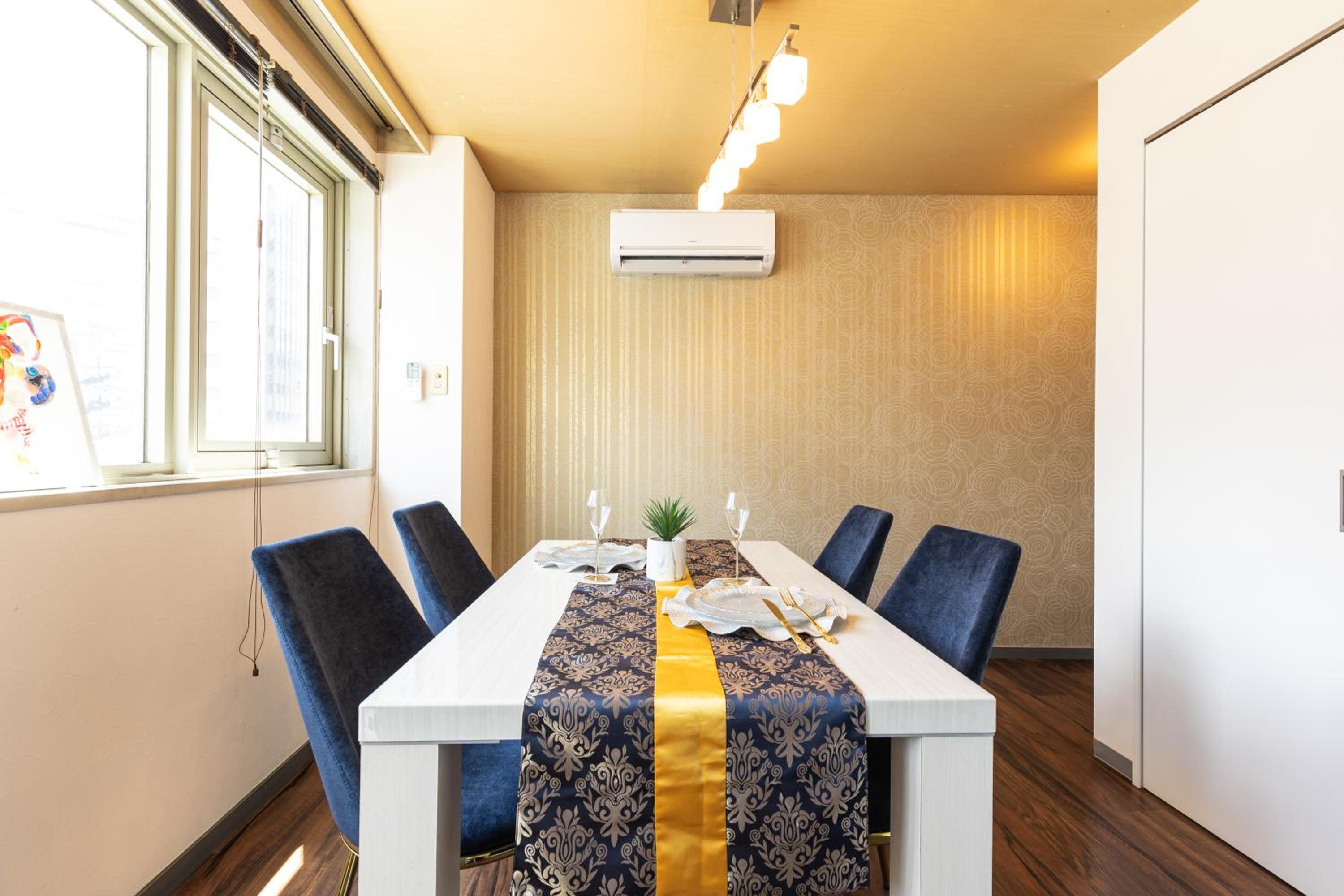 Premier Stay NAMBA なんば駅徒歩3分 3 mins walk from Namba Station 7rooms table 2baths 4toilets Osaka