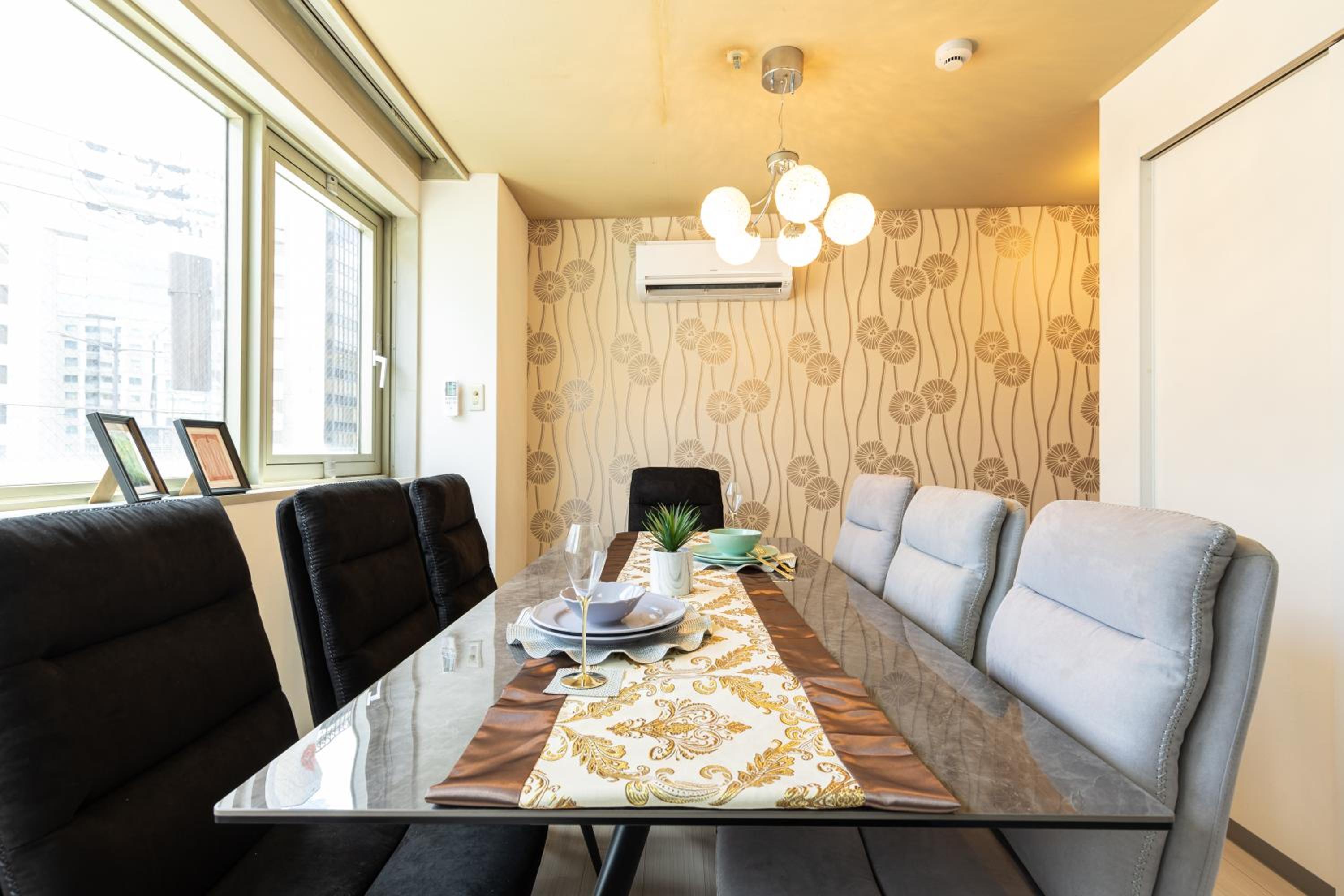 Premier Stay NAMBA なんば駅徒歩3分 3 mins walk from Namba Station 7rooms table 2baths 4toilets Osaka