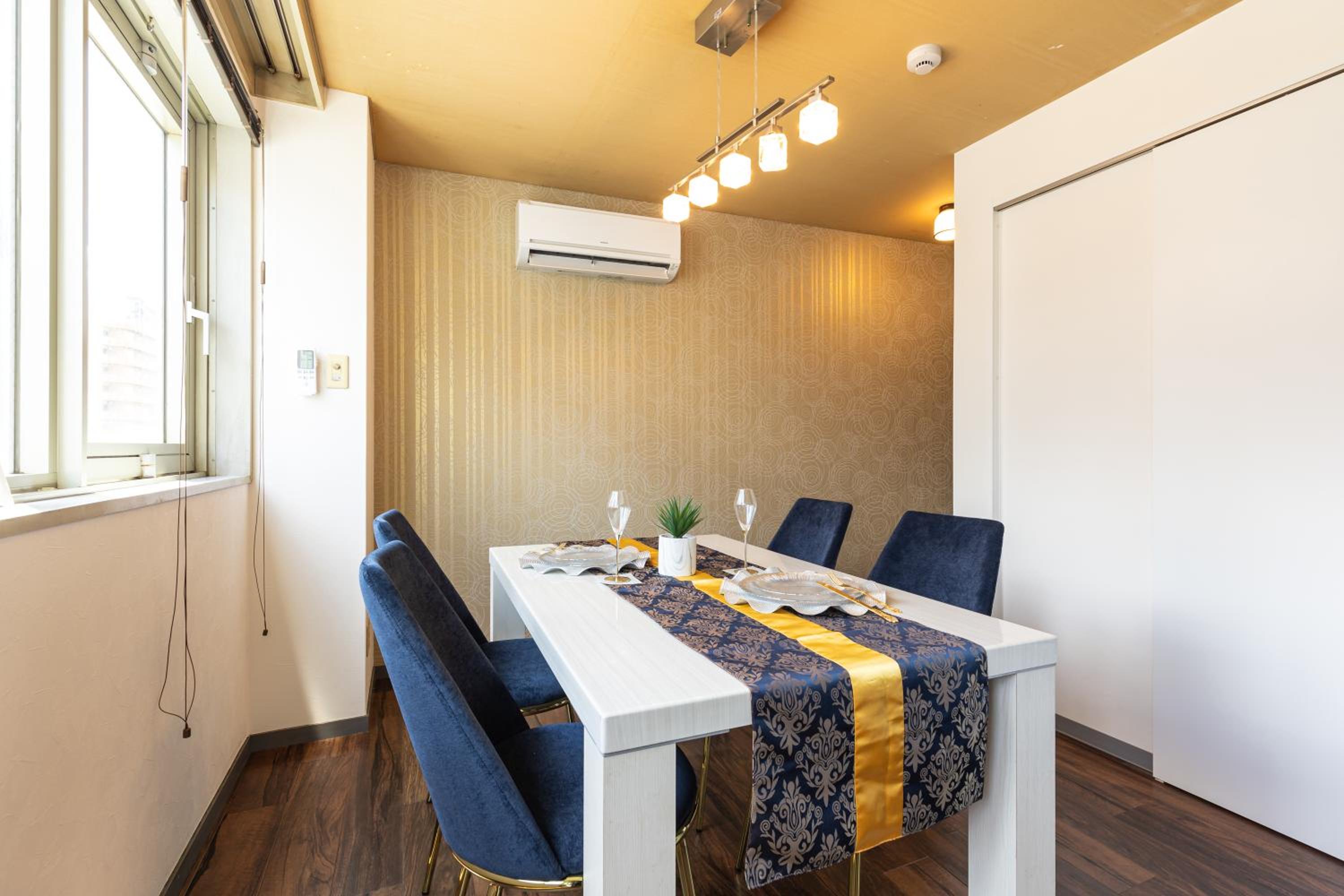 Premier Stay NAMBA なんば駅徒歩3分 3 mins walk from Namba Station 7rooms table 2baths 4toilets Osaka