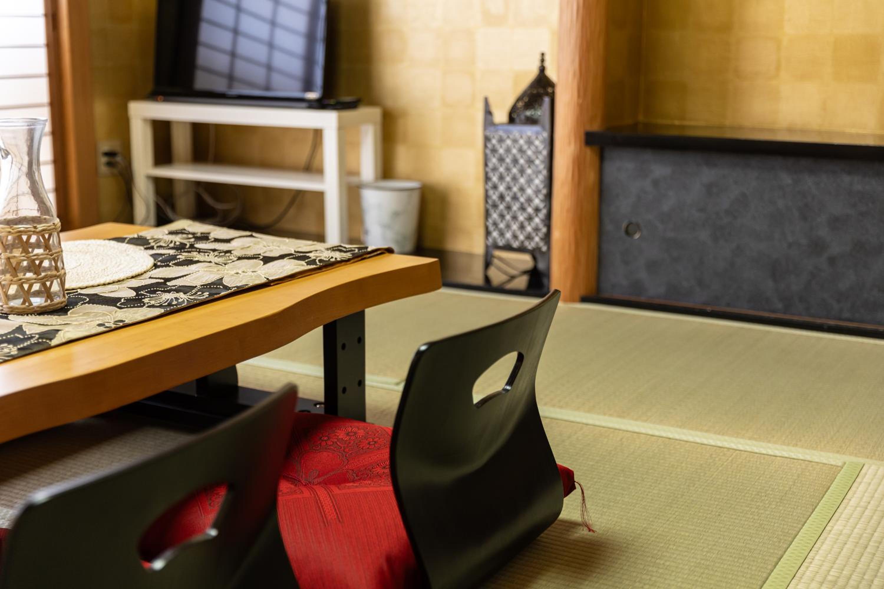 Premier Stay NAMBA なんば駅徒歩3分 3 mins walk from Namba Station 7rooms table 2baths 4toilets Osaka