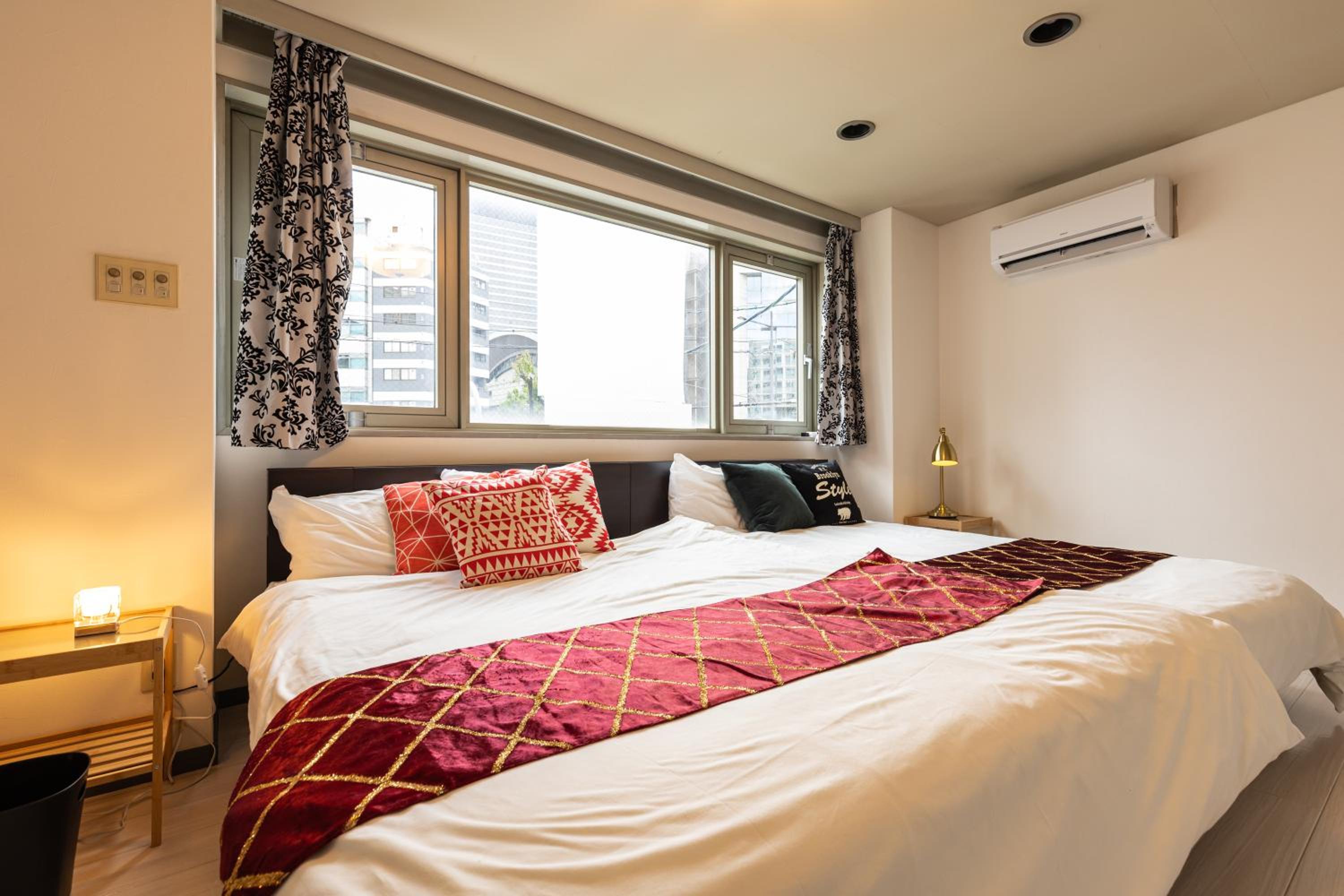 Premier Stay NAMBA なんば駅徒歩3分 3 mins walk from Namba Station 7rooms table 2baths 4toilets Osaka