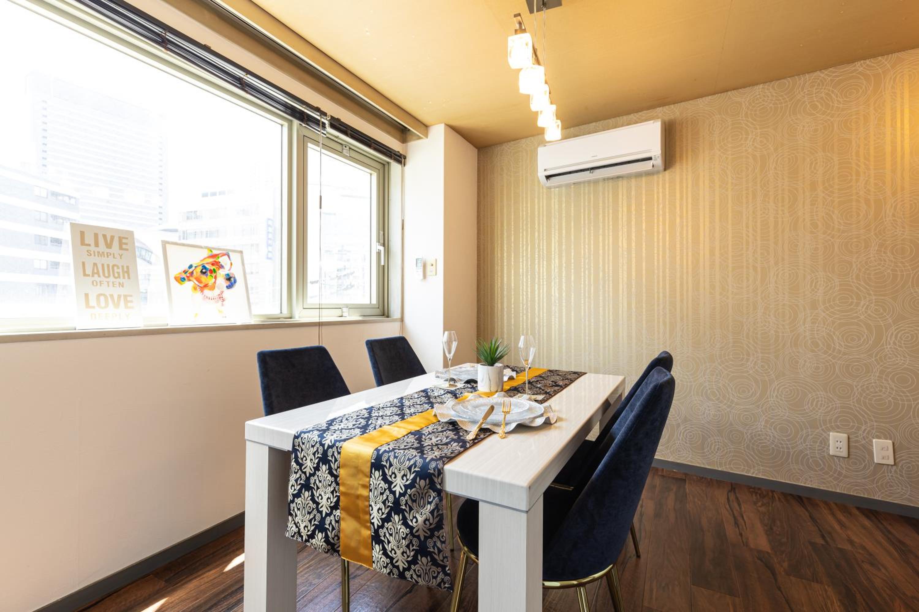 Premier Stay NAMBA なんば駅徒歩3分 3 mins walk from Namba Station 7rooms table 2baths 4toilets Osaka