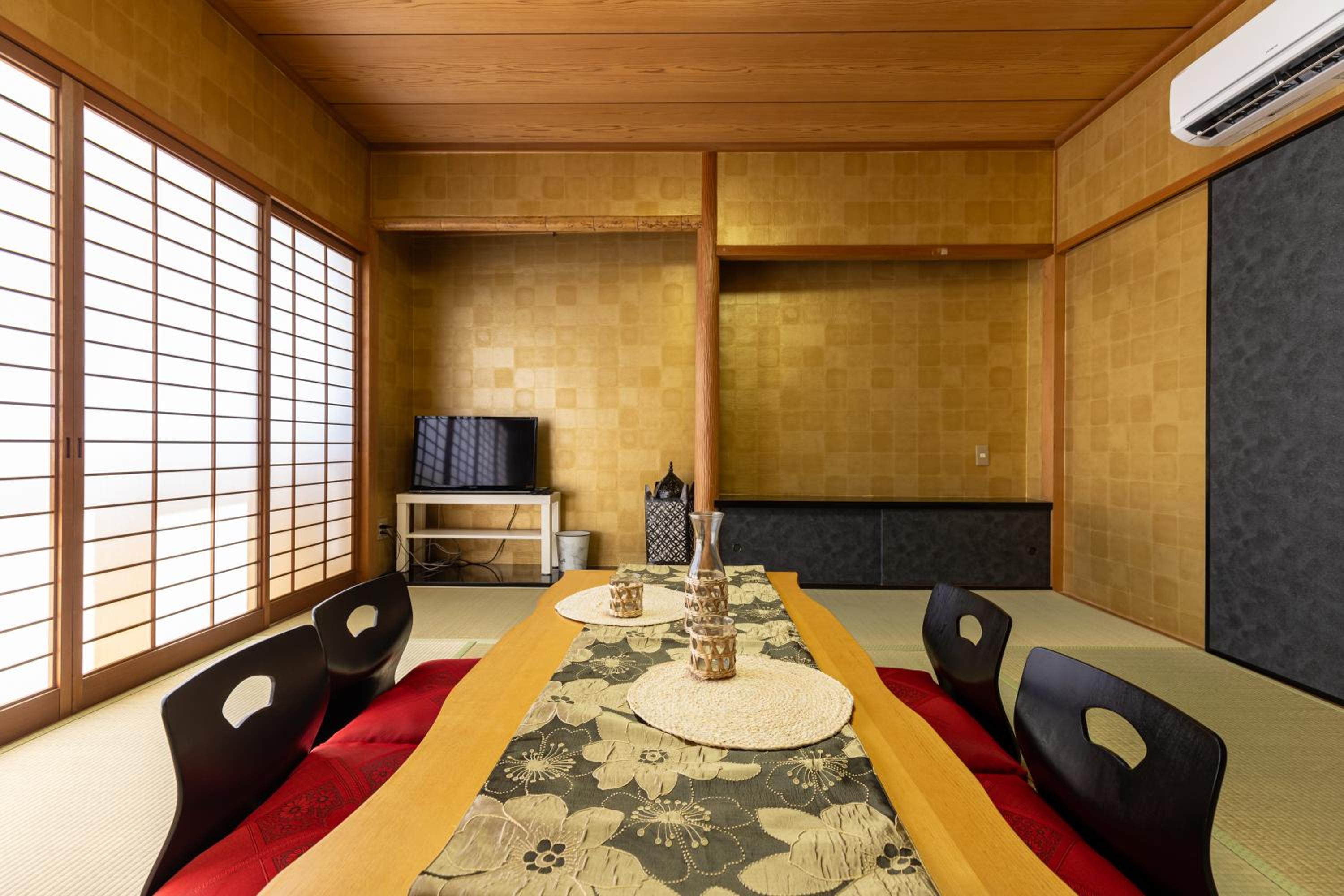 Premier Stay NAMBA なんば駅徒歩3分 3 mins walk from Namba Station 7rooms table 2baths 4toilets Osaka