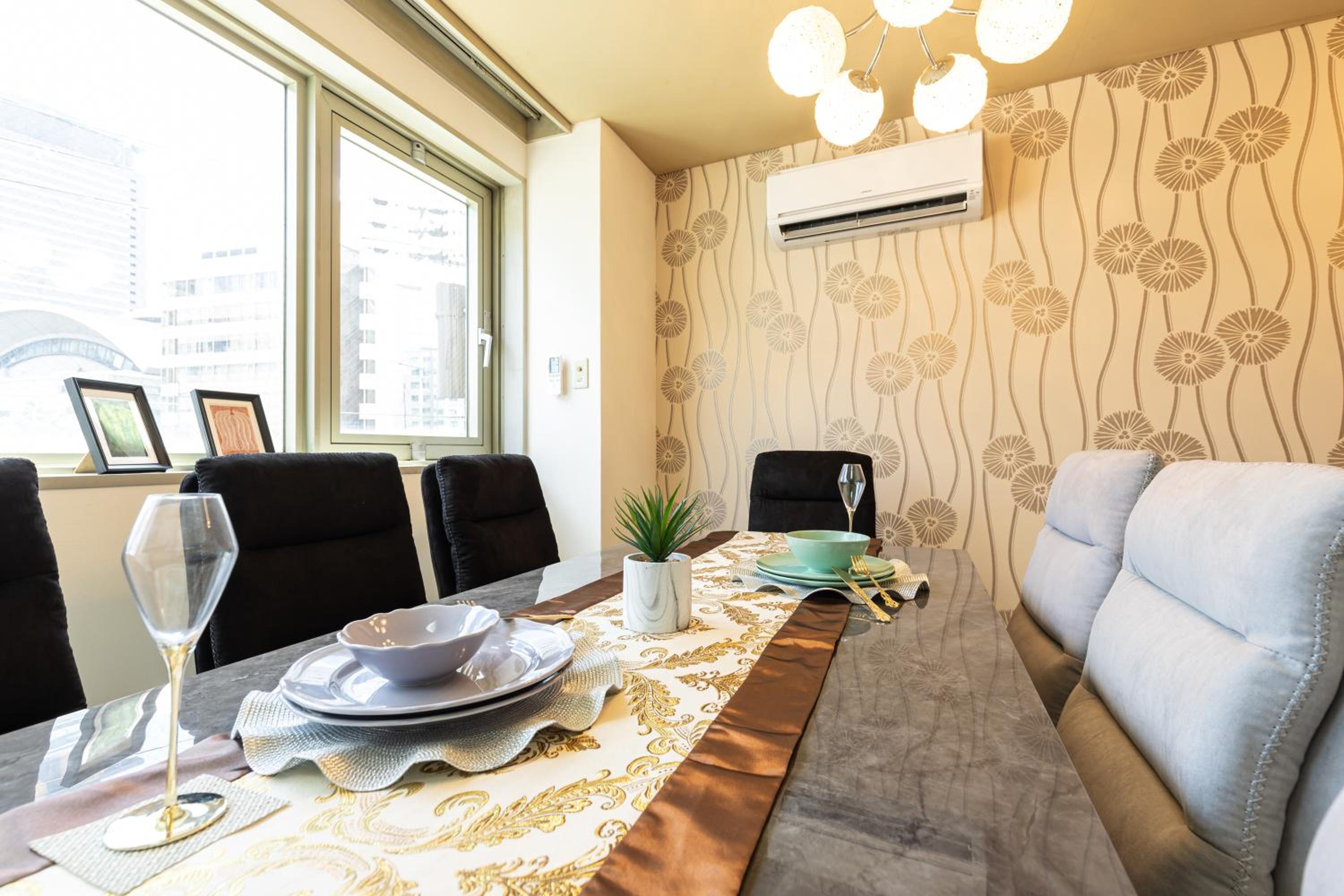 Premier Stay NAMBA なんば駅徒歩3分 3 mins walk from Namba Station 7rooms table 2baths 4toilets Osaka