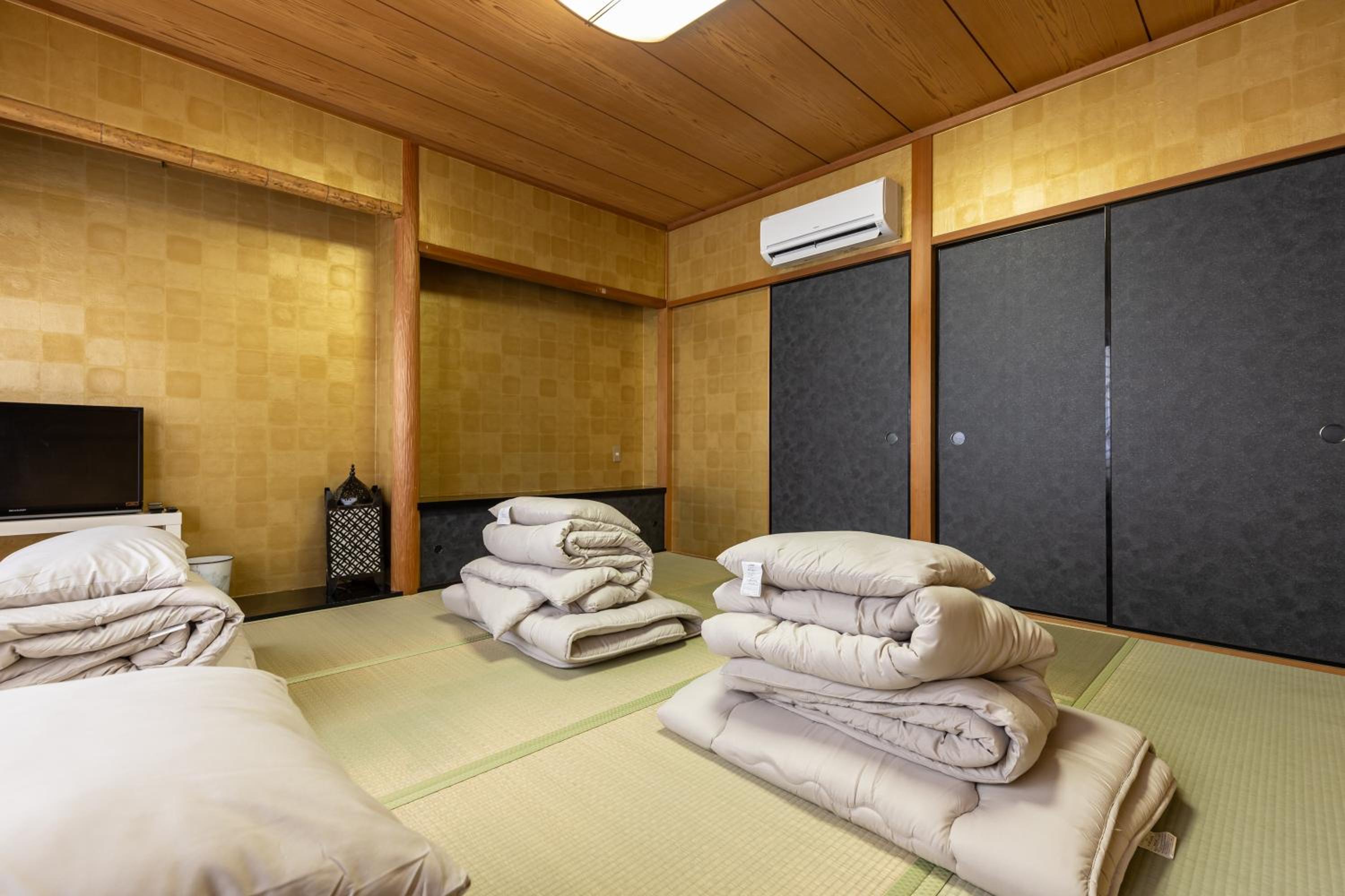 Premier Stay NAMBA なんば駅徒歩3分 3 mins walk from Namba Station 7rooms table 2baths 4toilets Osaka