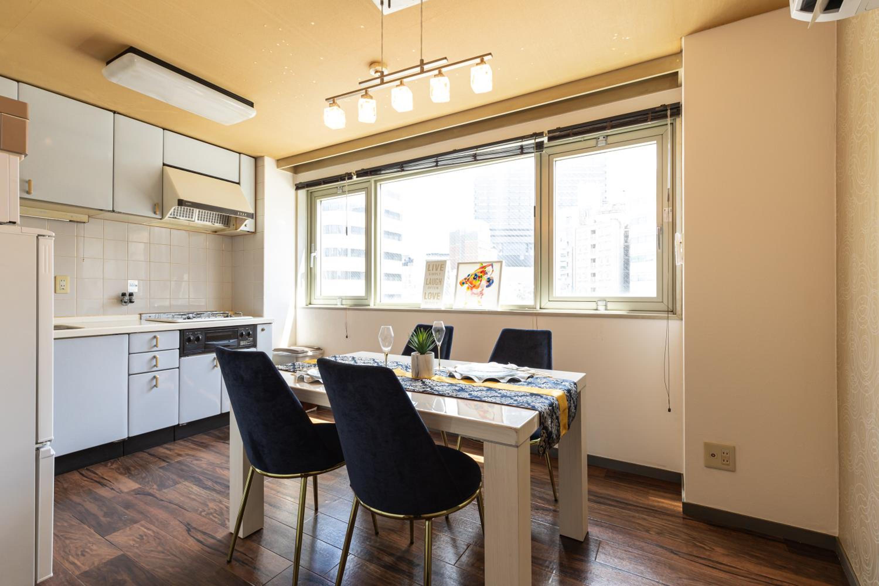 Premier Stay NAMBA なんば駅徒歩3分 3 mins walk from Namba Station 7rooms table 2baths 4toilets Osaka