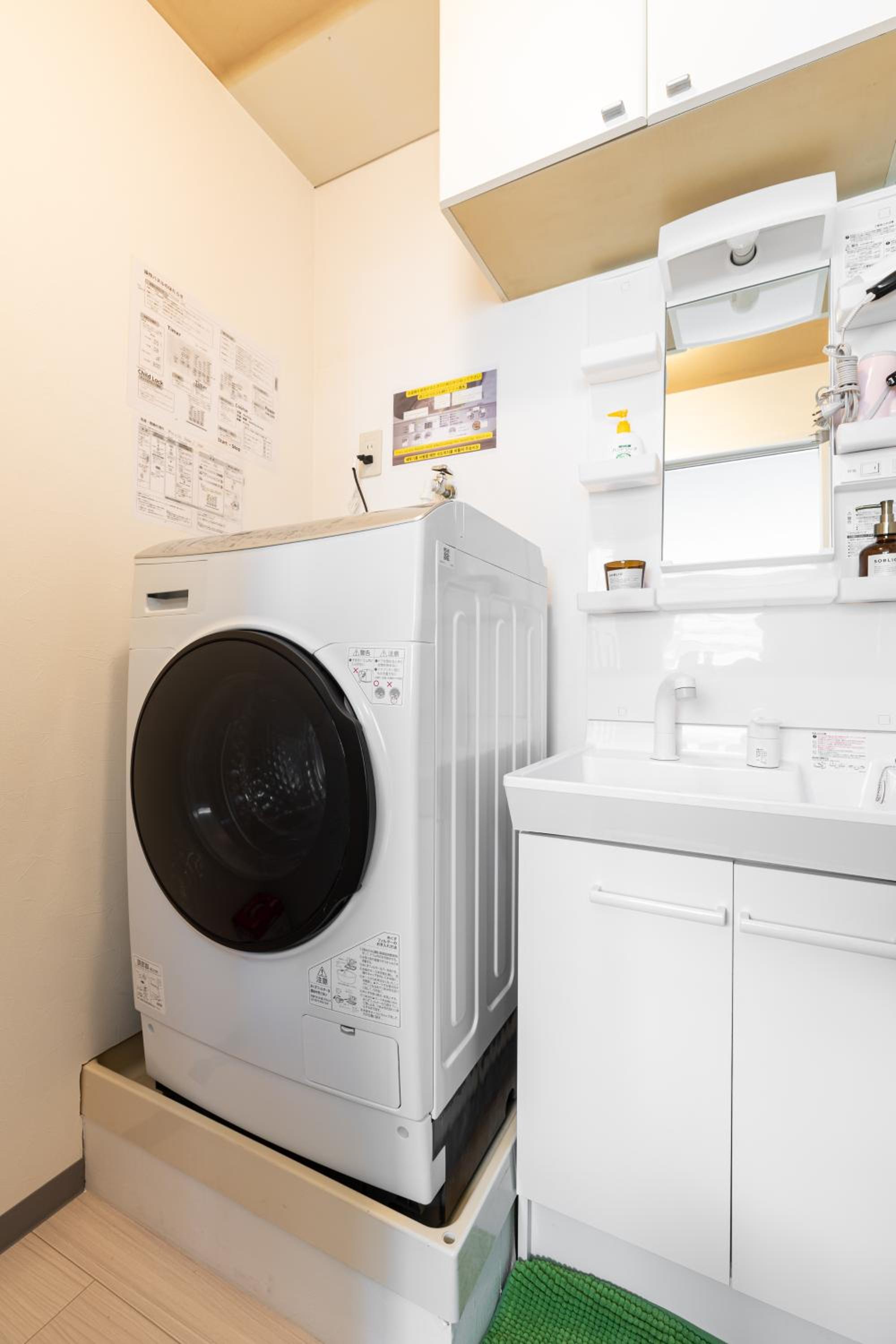 Premier Stay NAMBA なんば駅徒歩3分 3 mins walk from Namba Station 7rooms table 2baths 4toilets Osaka