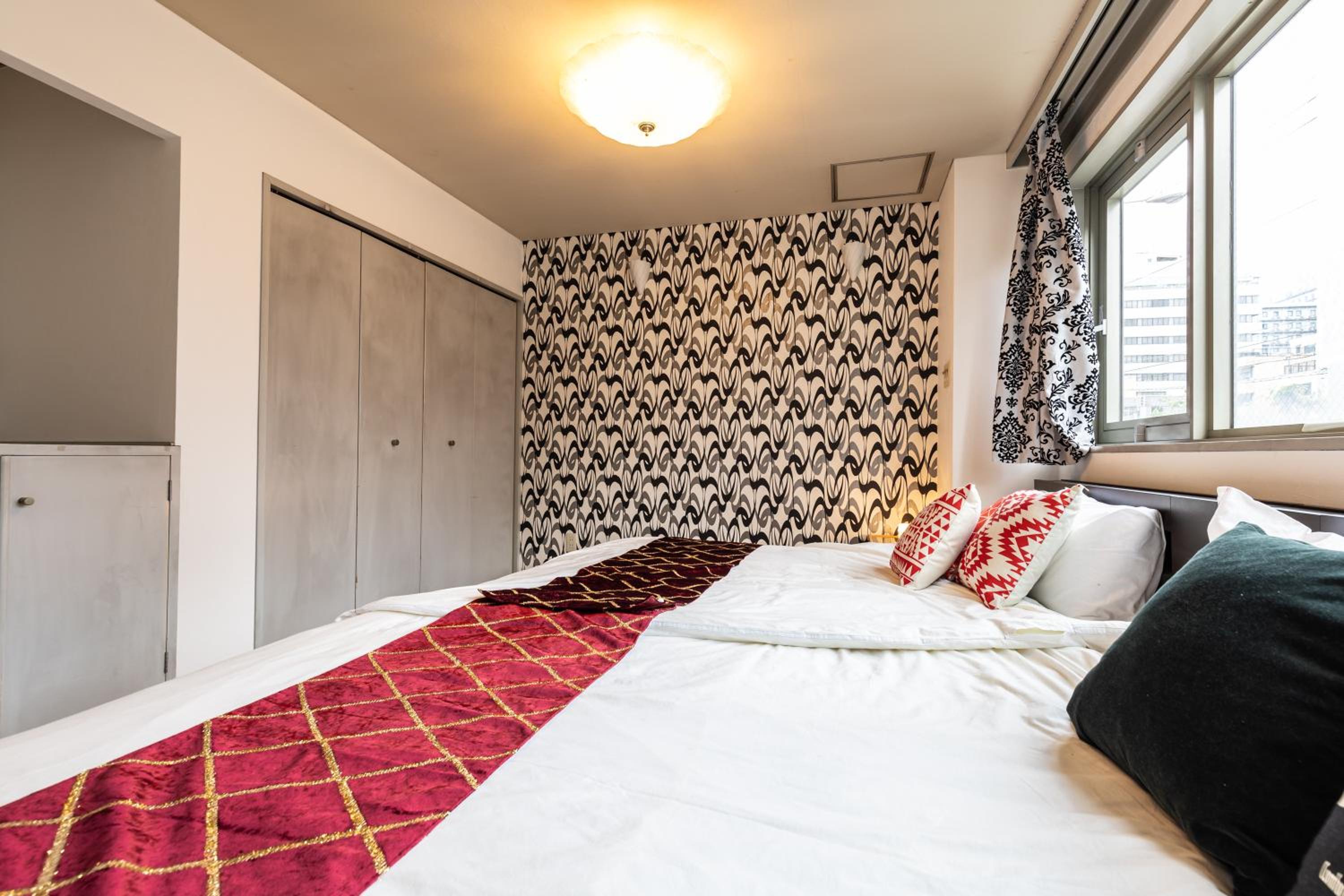 Premier Stay NAMBA なんば駅徒歩3分 3 mins walk from Namba Station 7rooms table 2baths 4toilets Osaka
