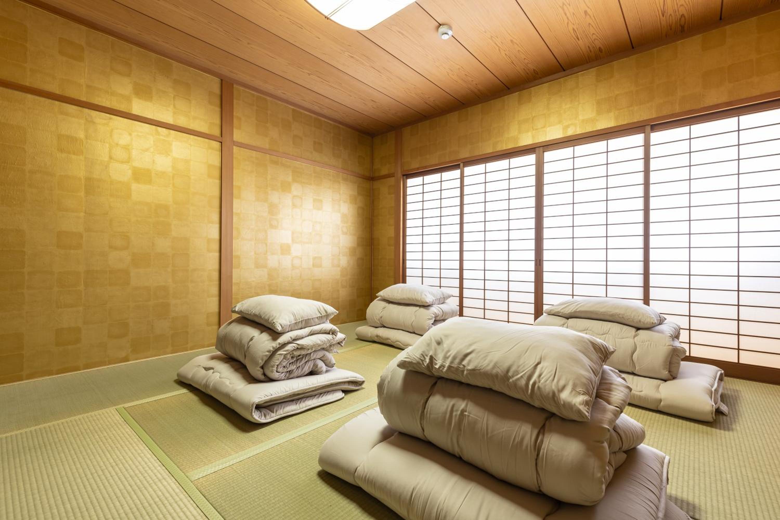 Premier Stay NAMBA なんば駅徒歩3分 3 mins walk from Namba Station 7rooms table 2baths 4toilets Osaka