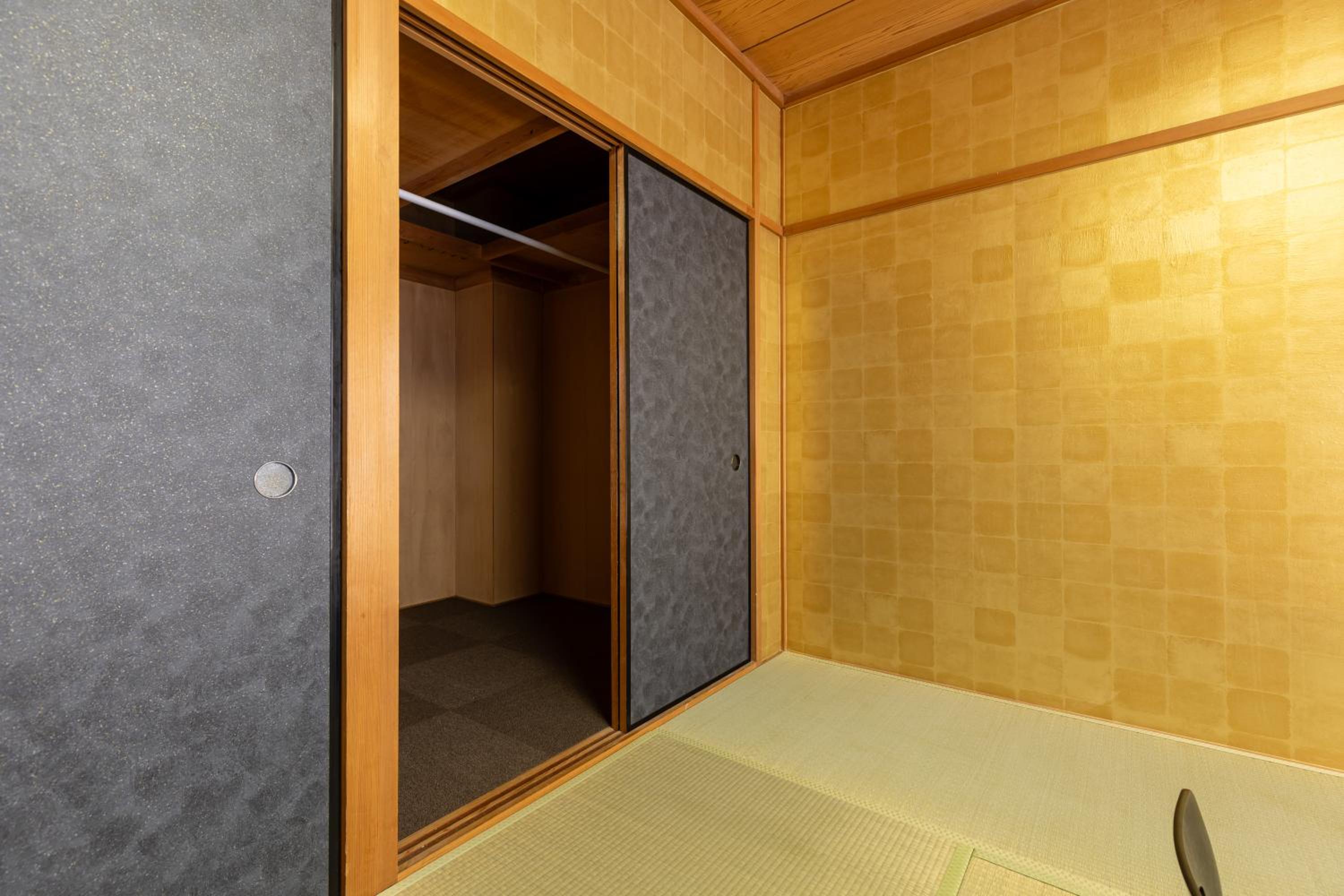 Premier Stay NAMBA なんば駅徒歩3分 3 mins walk from Namba Station 7rooms table 2baths 4toilets Osaka