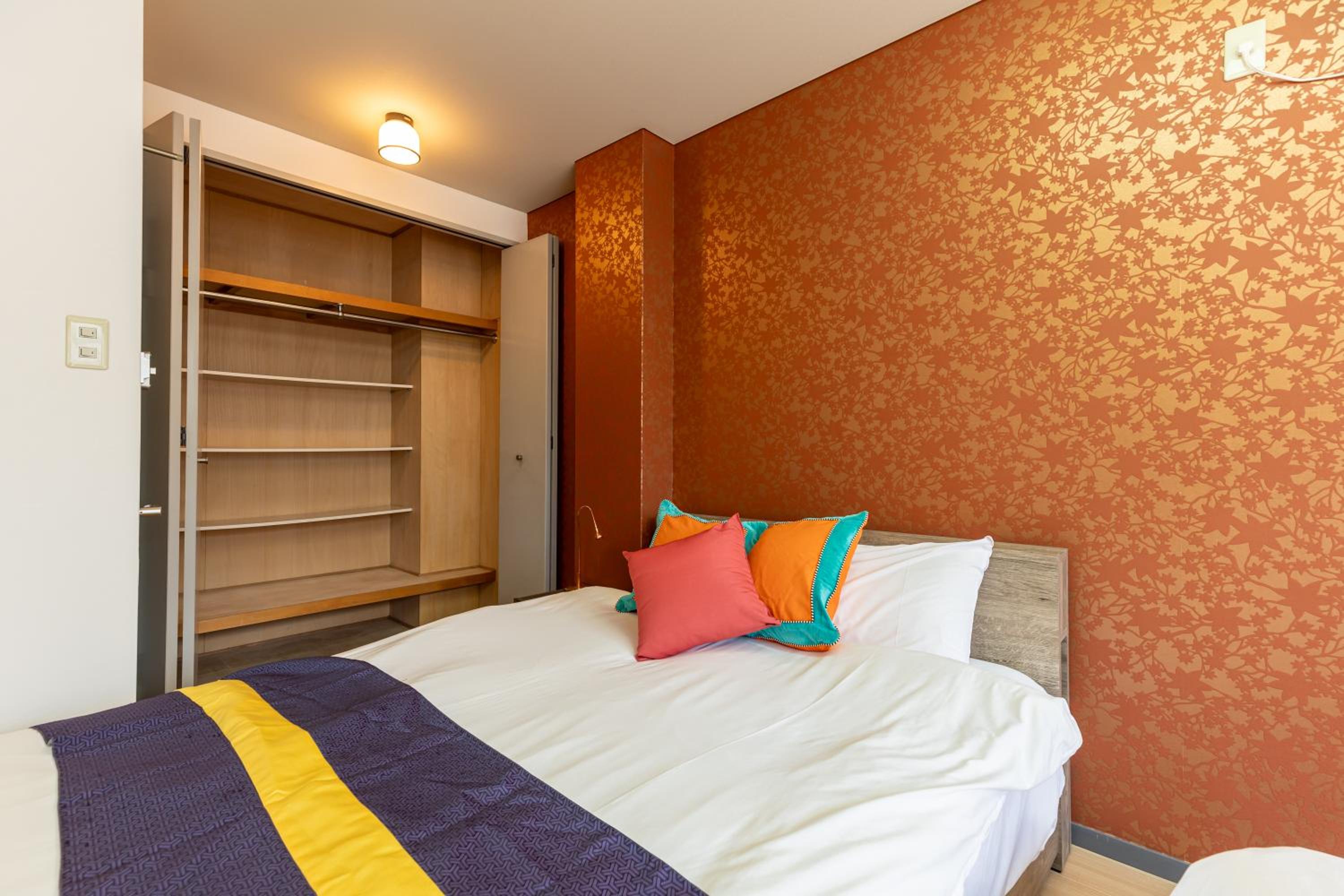 Premier Stay NAMBA なんば駅徒歩3分 3 mins walk from Namba Station 7rooms table 2baths 4toilets Osaka