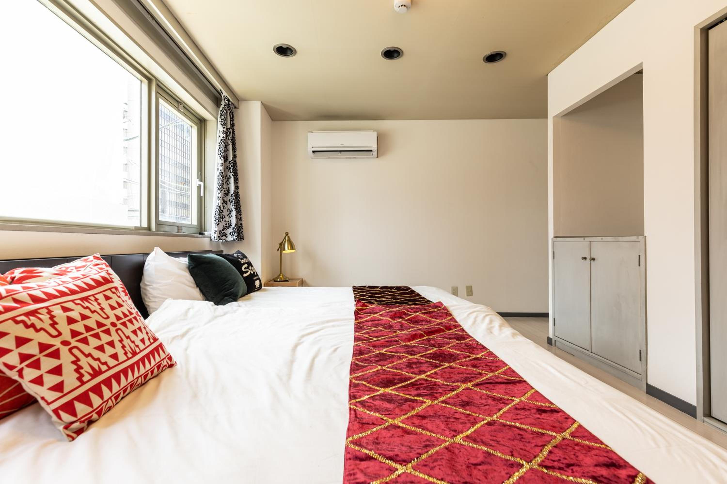 Premier Stay NAMBA なんば駅徒歩3分 3 mins walk from Namba Station 7rooms table 2baths 4toilets Osaka