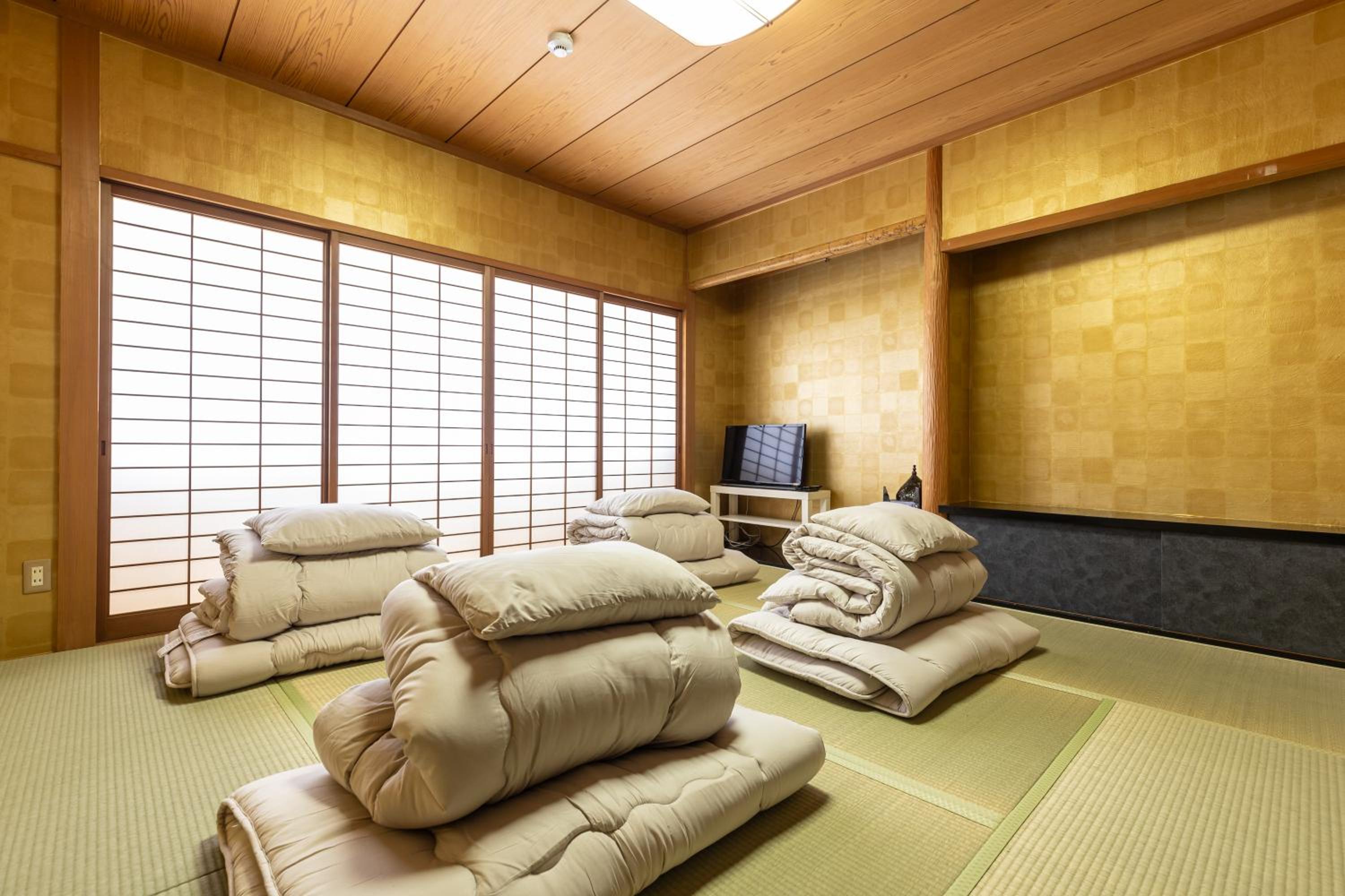 Premier Stay NAMBA なんば駅徒歩3分 3 mins walk from Namba Station 7rooms table 2baths 4toilets Osaka