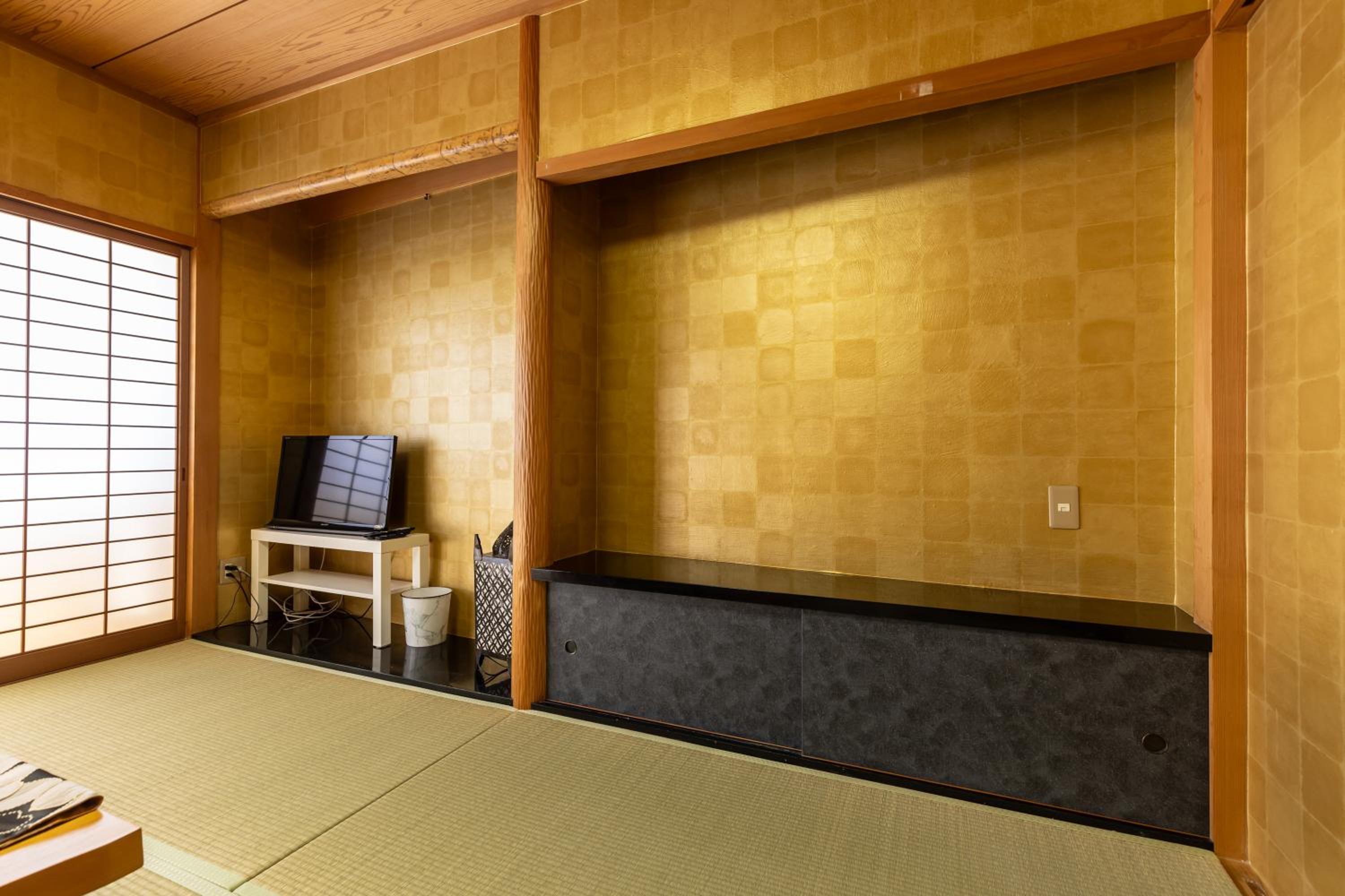 Premier Stay NAMBA なんば駅徒歩3分 3 mins walk from Namba Station 7rooms table 2baths 4toilets Osaka
