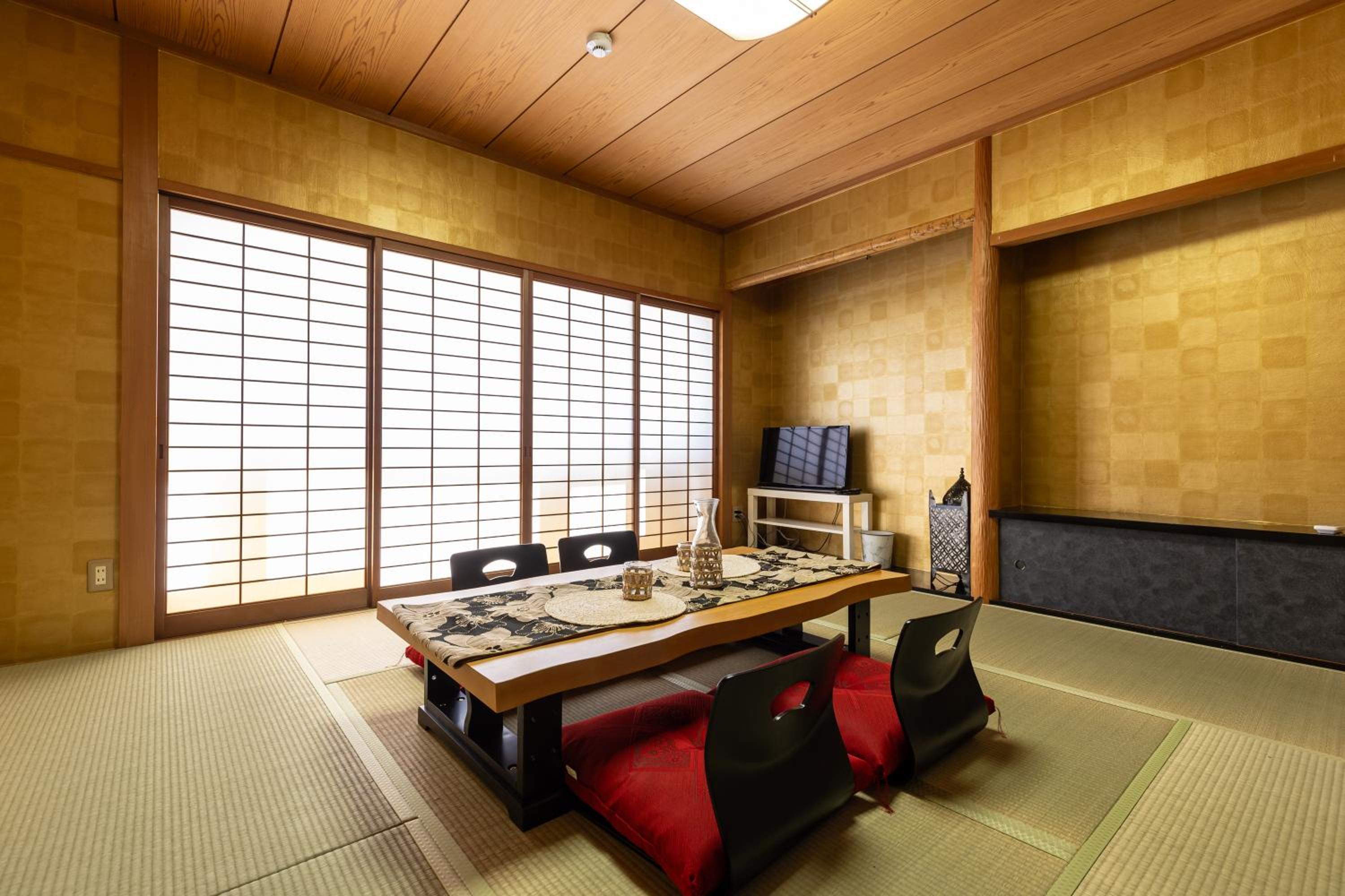 Premier Stay NAMBA なんば駅徒歩3分 3 mins walk from Namba Station 7rooms table 2baths 4toilets Osaka