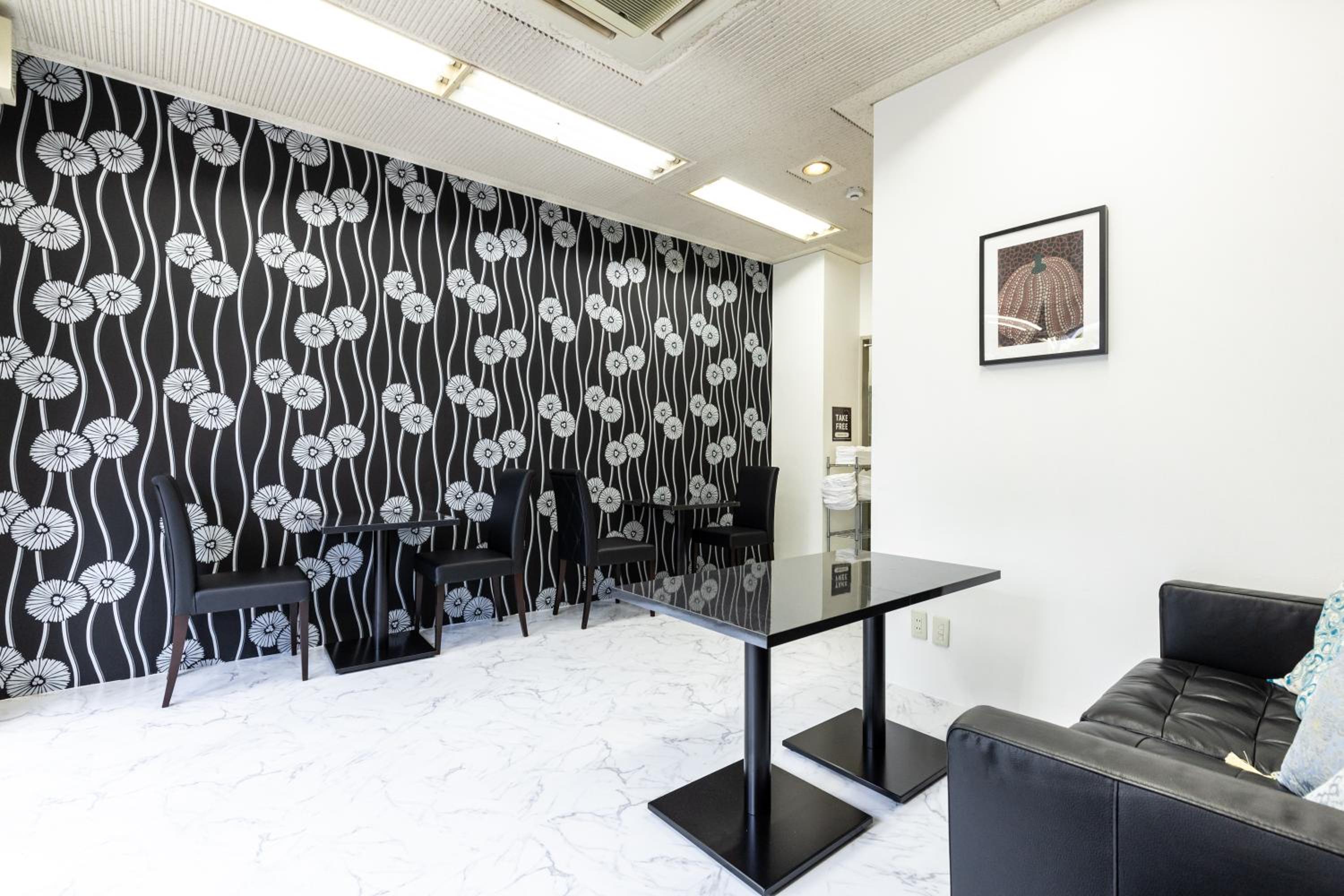 Premier Stay NAMBA なんば駅徒歩3分 3 mins walk from Namba Station 7rooms table 2baths 4toilets Osaka