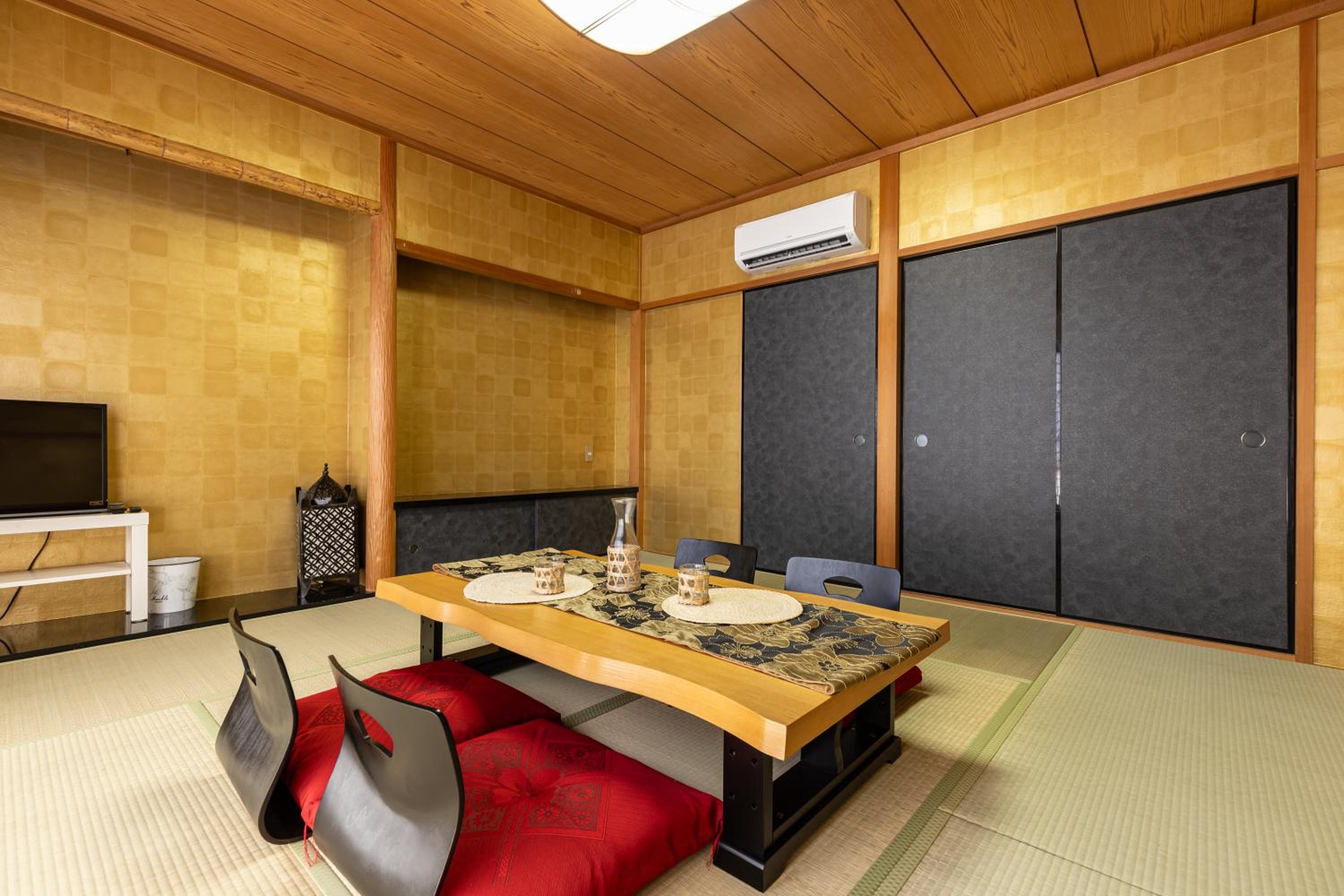 Premier Stay NAMBA なんば駅徒歩3分 3 mins walk from Namba Station 7rooms table 2baths 4toilets Osaka