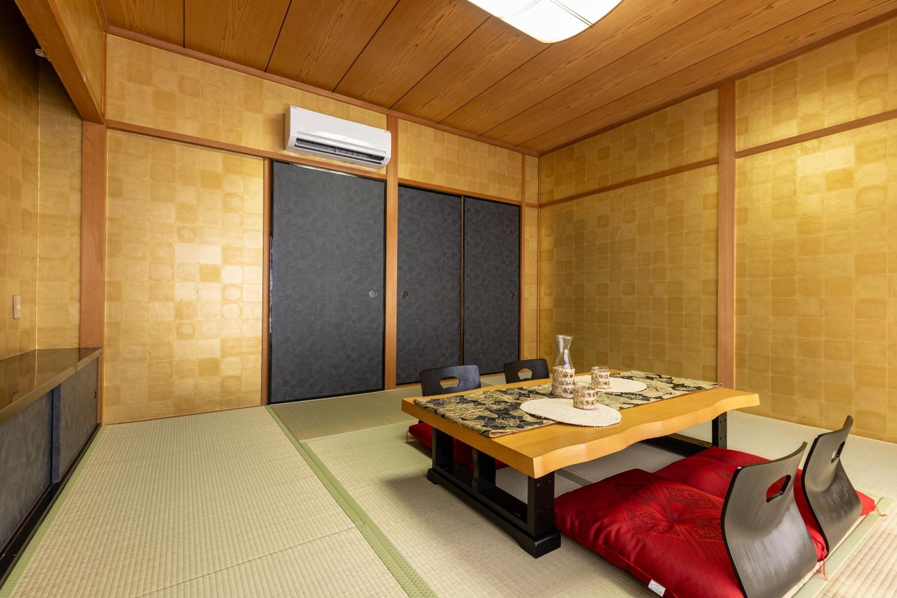 Premier Stay NAMBA なんば駅徒歩3分 3 mins walk from Namba Station 7rooms table 2baths 4toilets Osaka