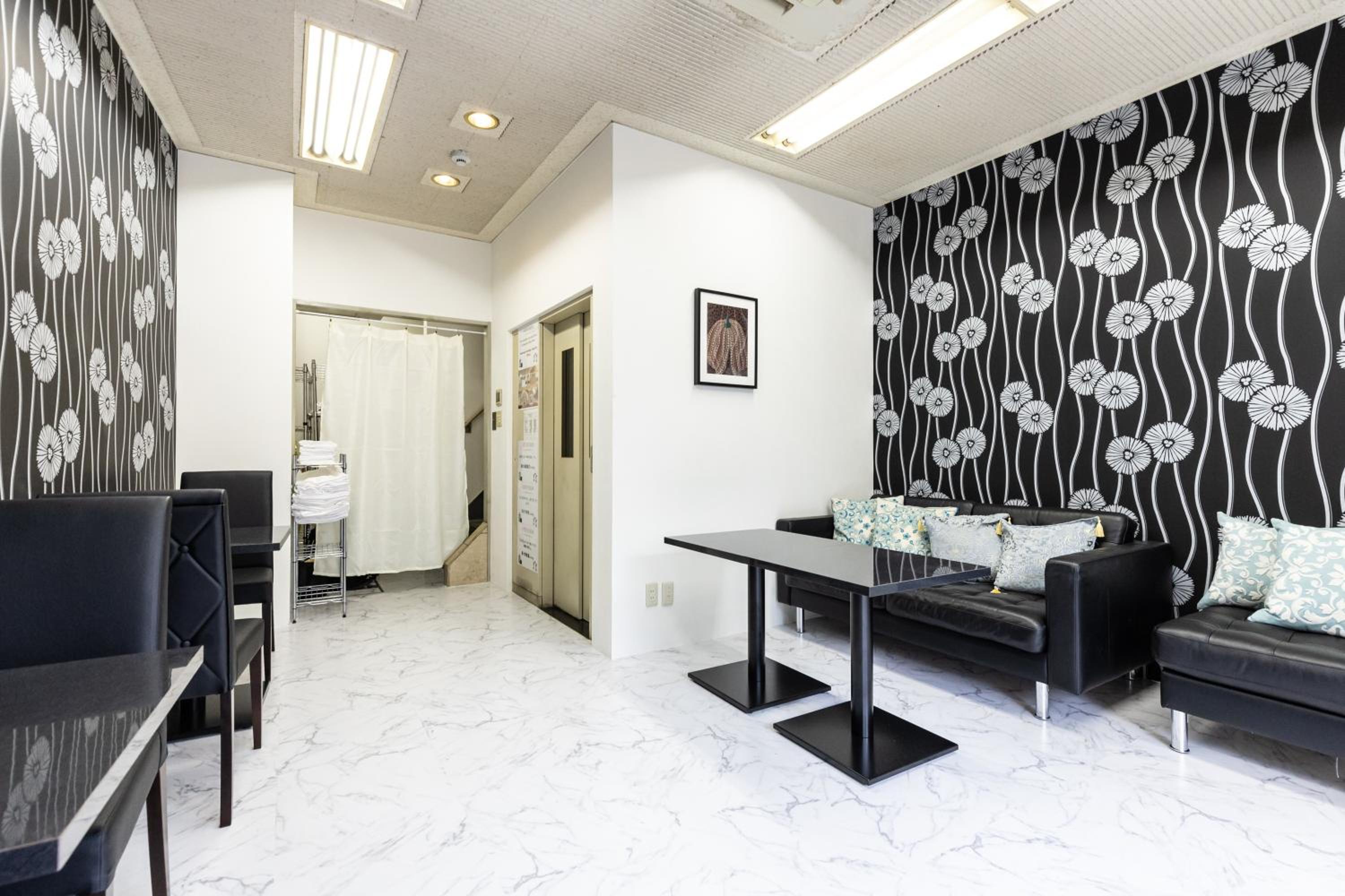 Premier Stay NAMBA なんば駅徒歩3分 3 mins walk from Namba Station 7rooms table 2baths 4toilets Osaka