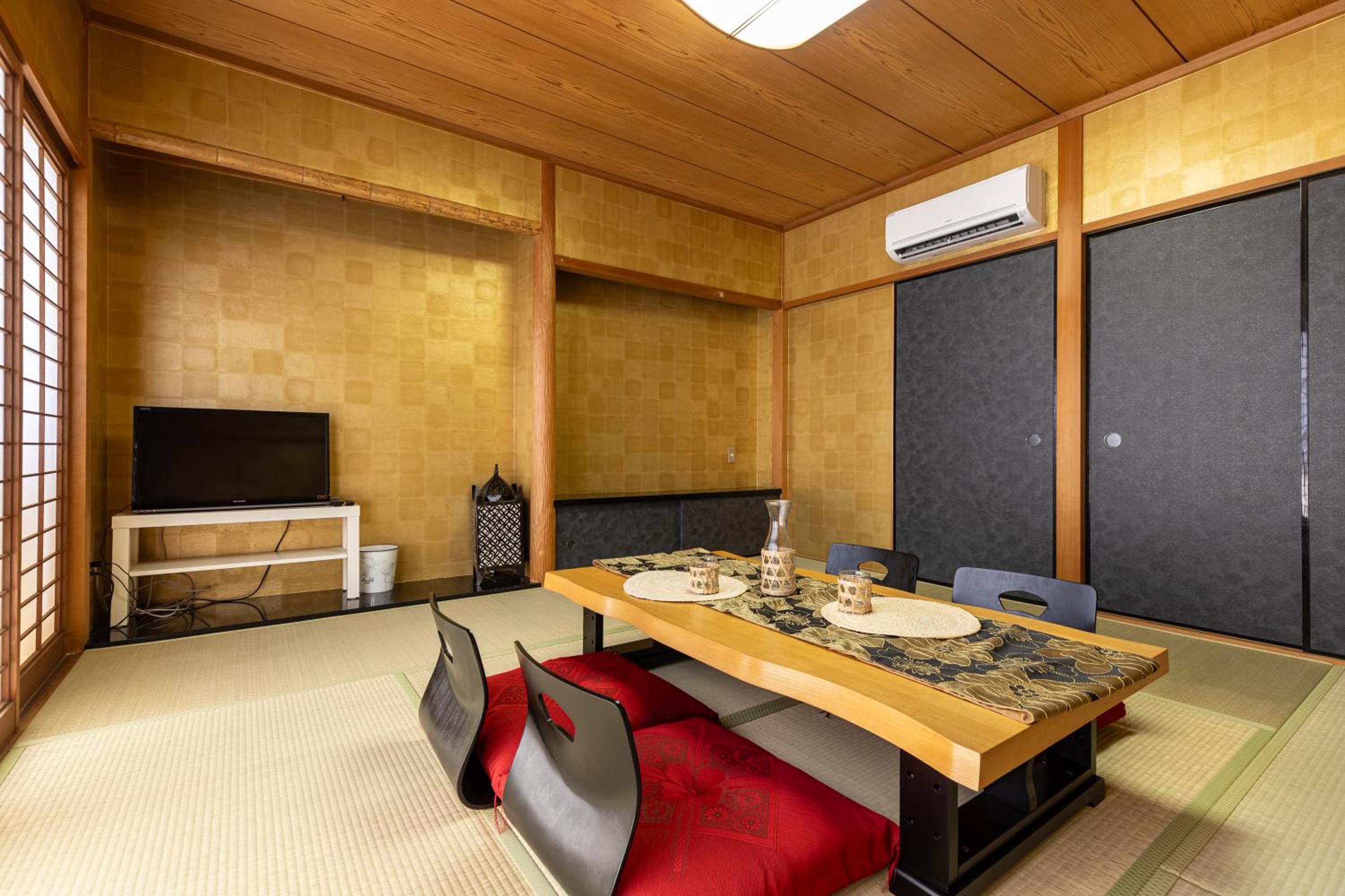 Premier Stay NAMBA なんば駅徒歩3分 3 mins walk from Namba Station 7rooms table 2baths 4toilets Osaka