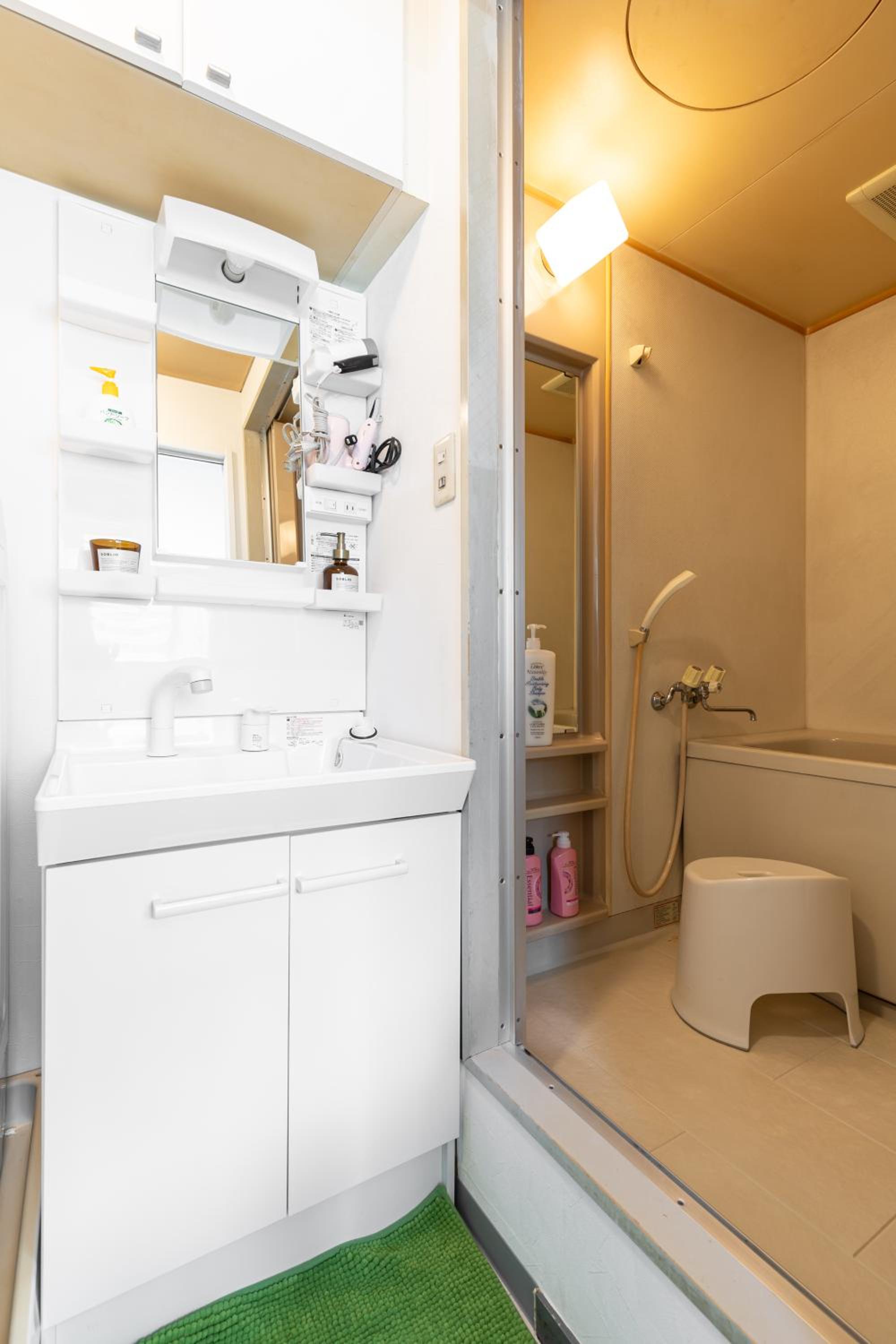 Premier Stay NAMBA なんば駅徒歩3分 3 mins walk from Namba Station 7rooms table 2baths 4toilets Osaka