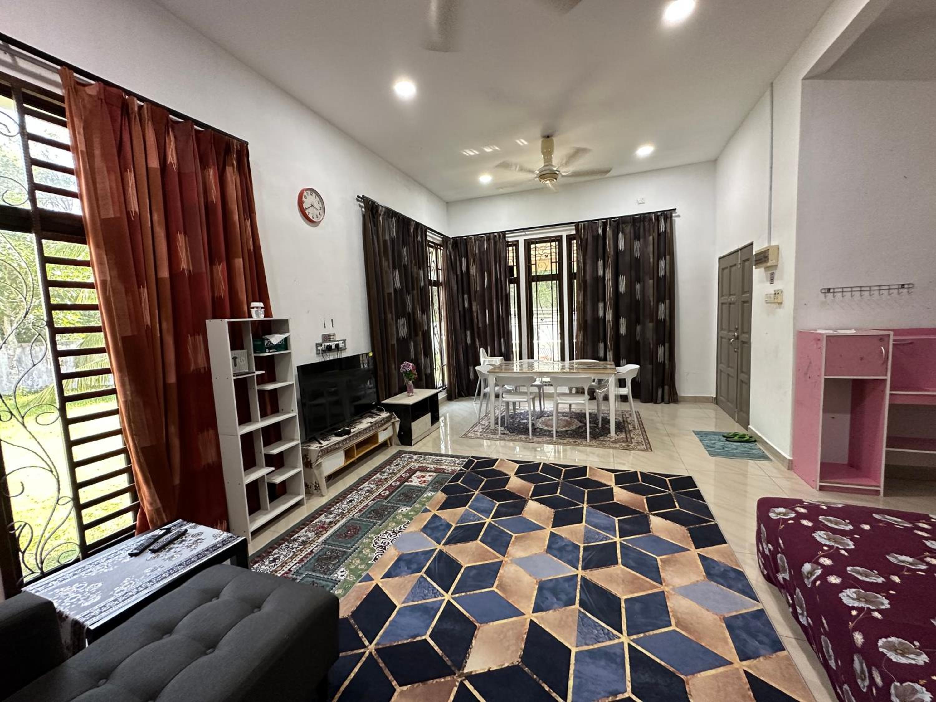 Azzahra Homestay Pekan with 3 Bedrooms fully airconditioner photo 1