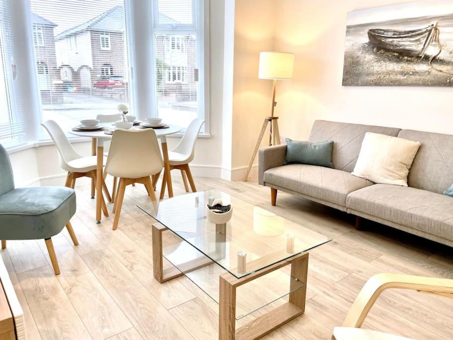 Lush Porthcawl Large Spacious 2 bedroom Apt, Parking, Garden access, Prime Location view 3