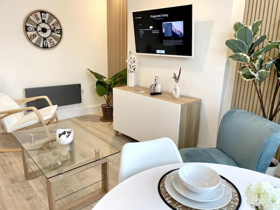 Lush Porthcawl Large Spacious 2 bedroom Apt, Parking, Garden access, Prime Location view 4