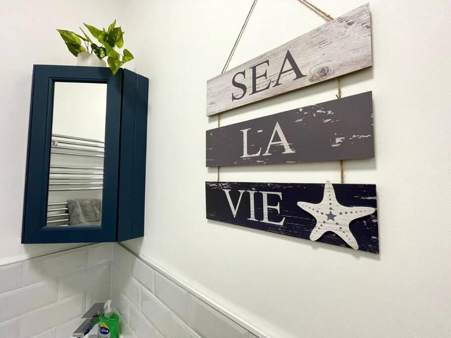 Lush Porthcawl Large Spacious 2 bedroom Apt, Parking, Garden access, Prime Location view 5