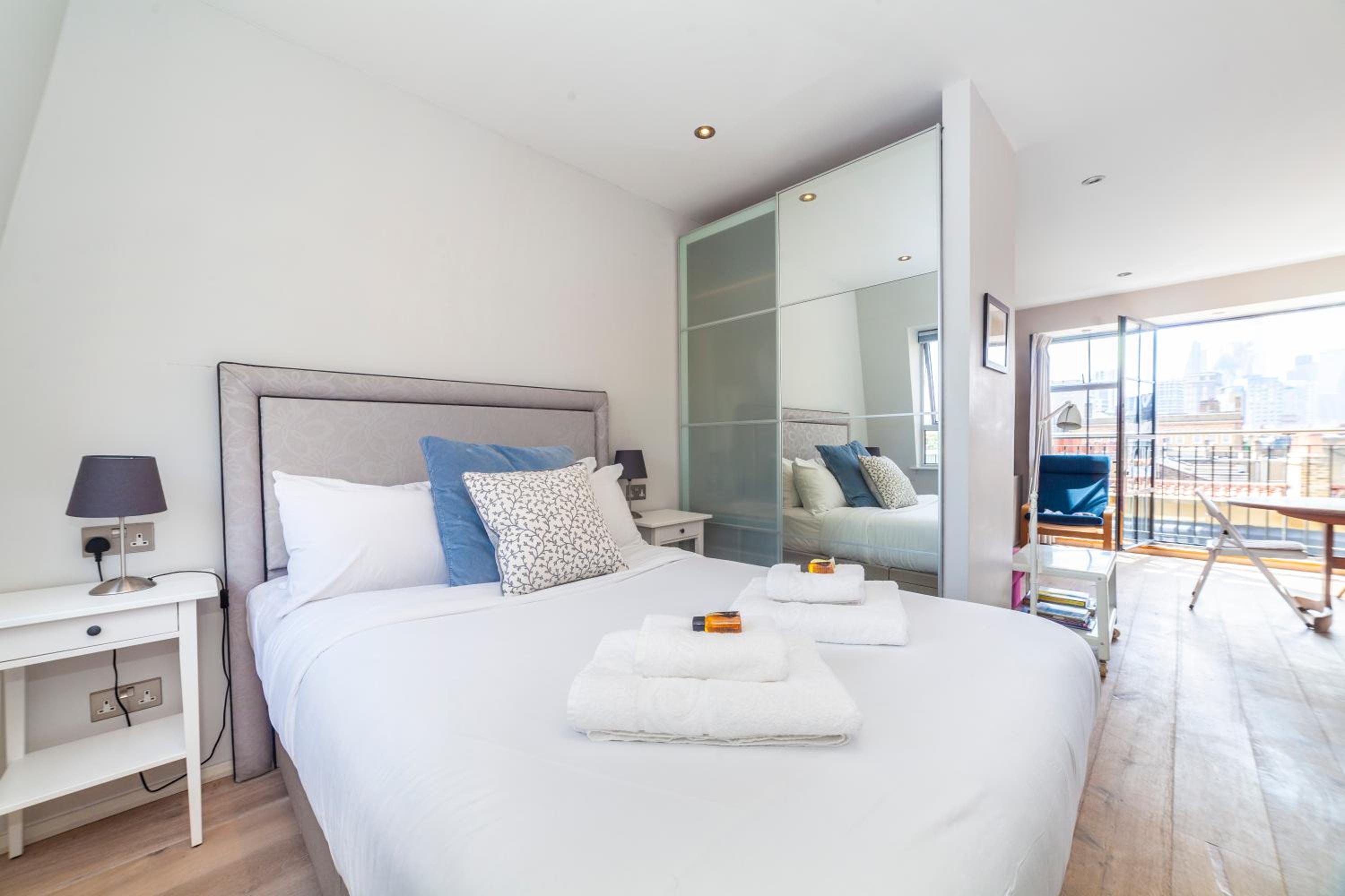 Whitechapel, Fantastic 1Bed Apt with Stunning Views over City view 5