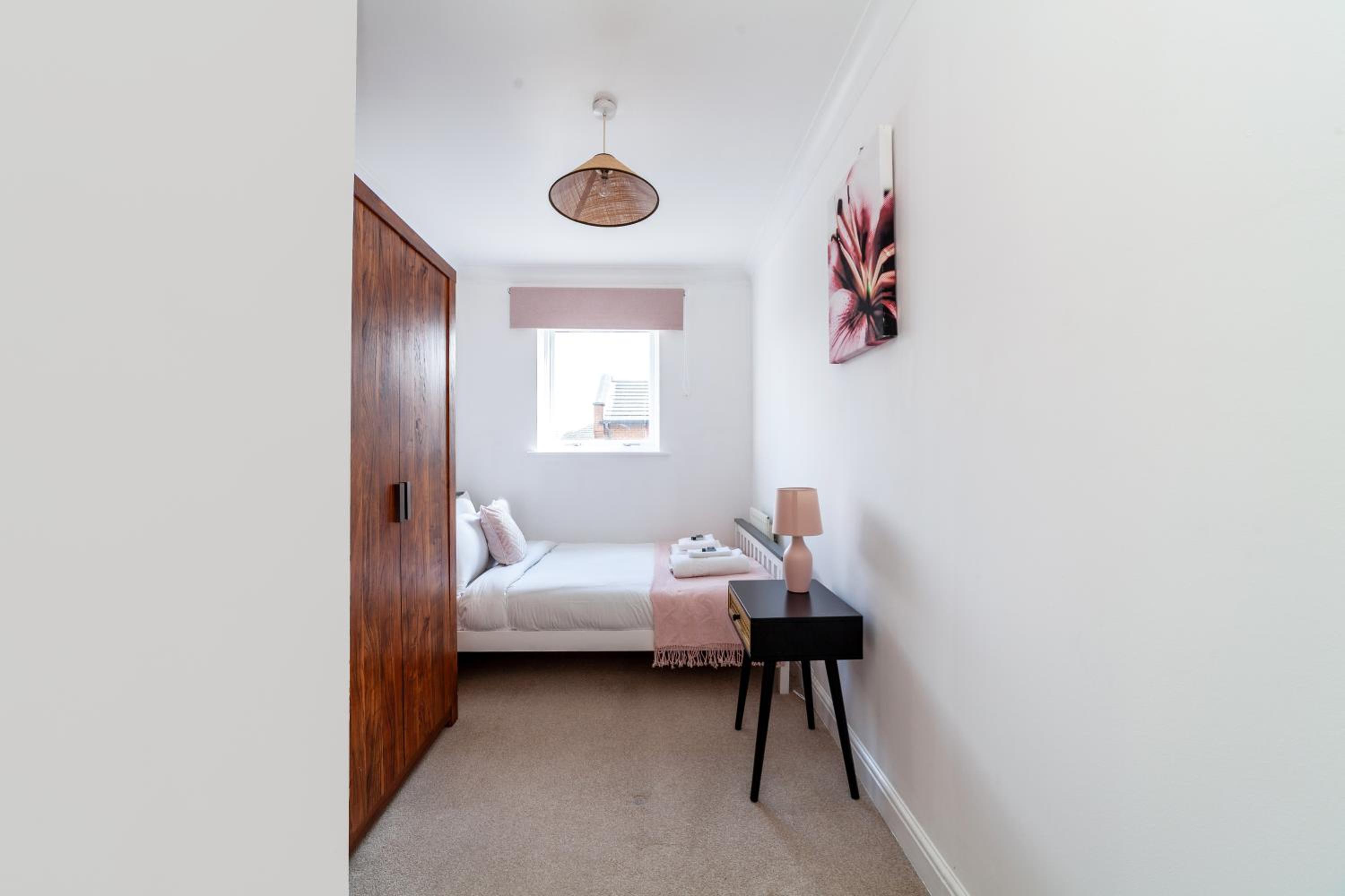 Newly Refurbished 2BR Flat Near Excel Centre view 4