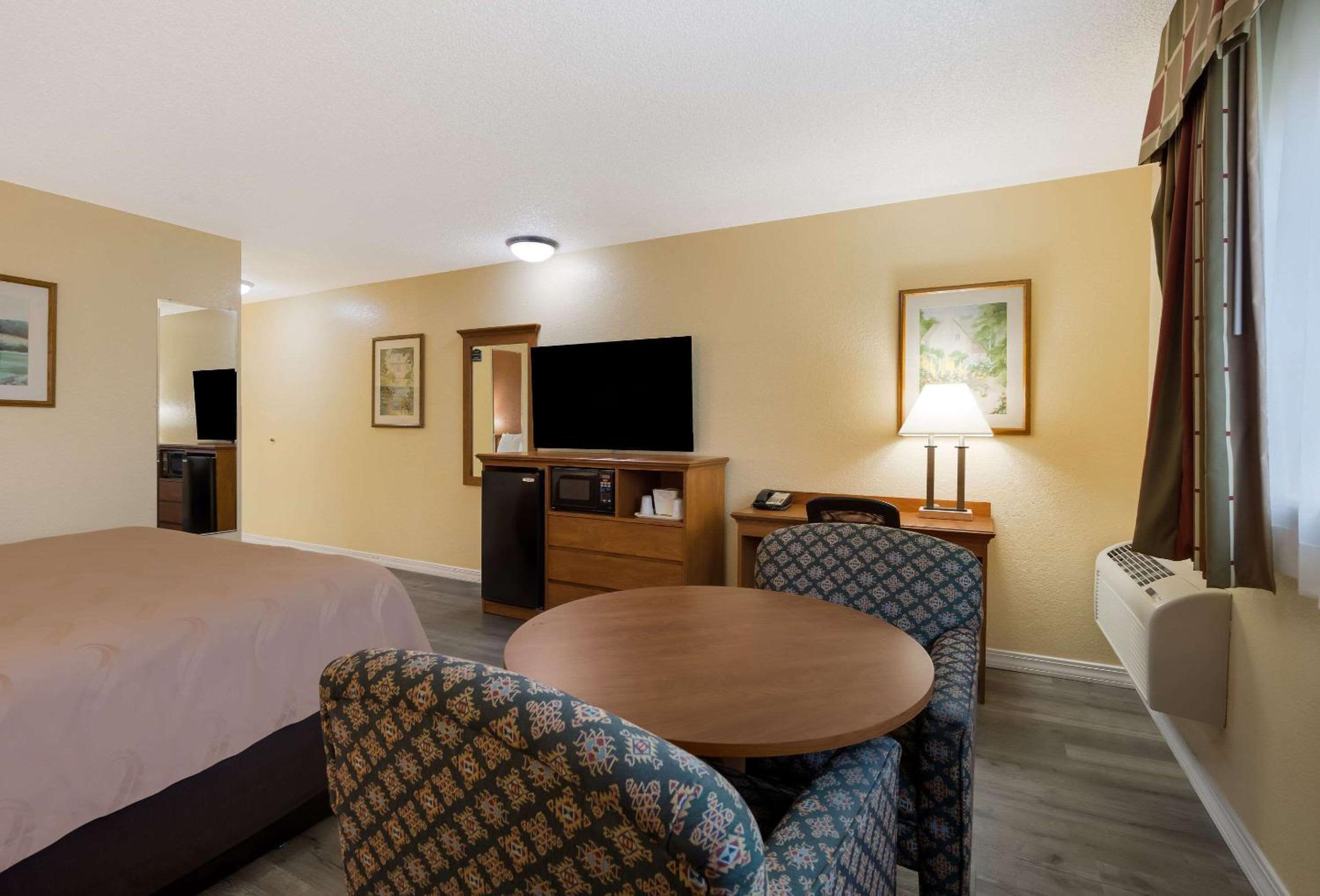 Medford Vacations - Quality Inn Suites Medford Airport - Property Image 20