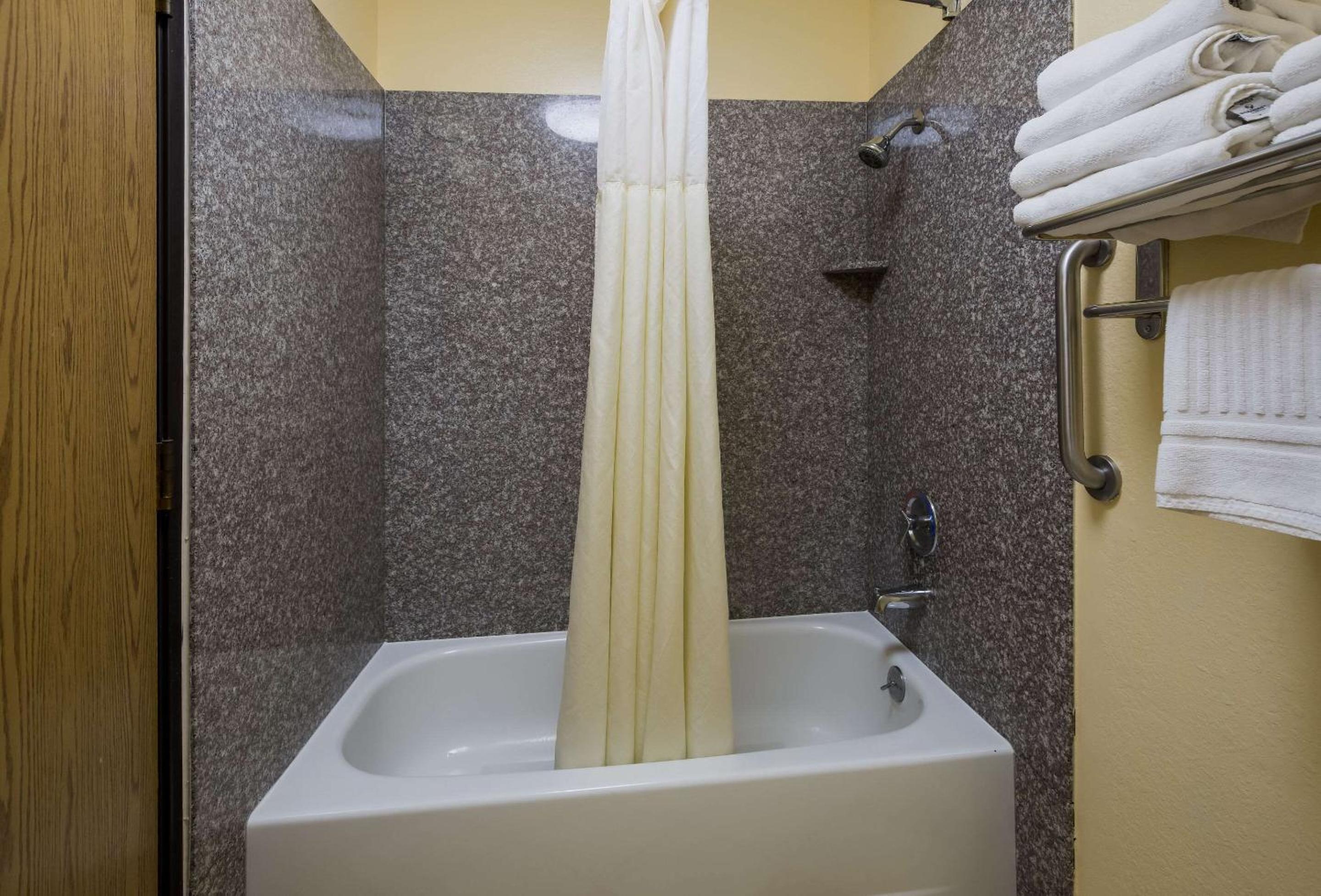 Medford Vacations - Quality Inn Suites Medford Airport - Property Image 23