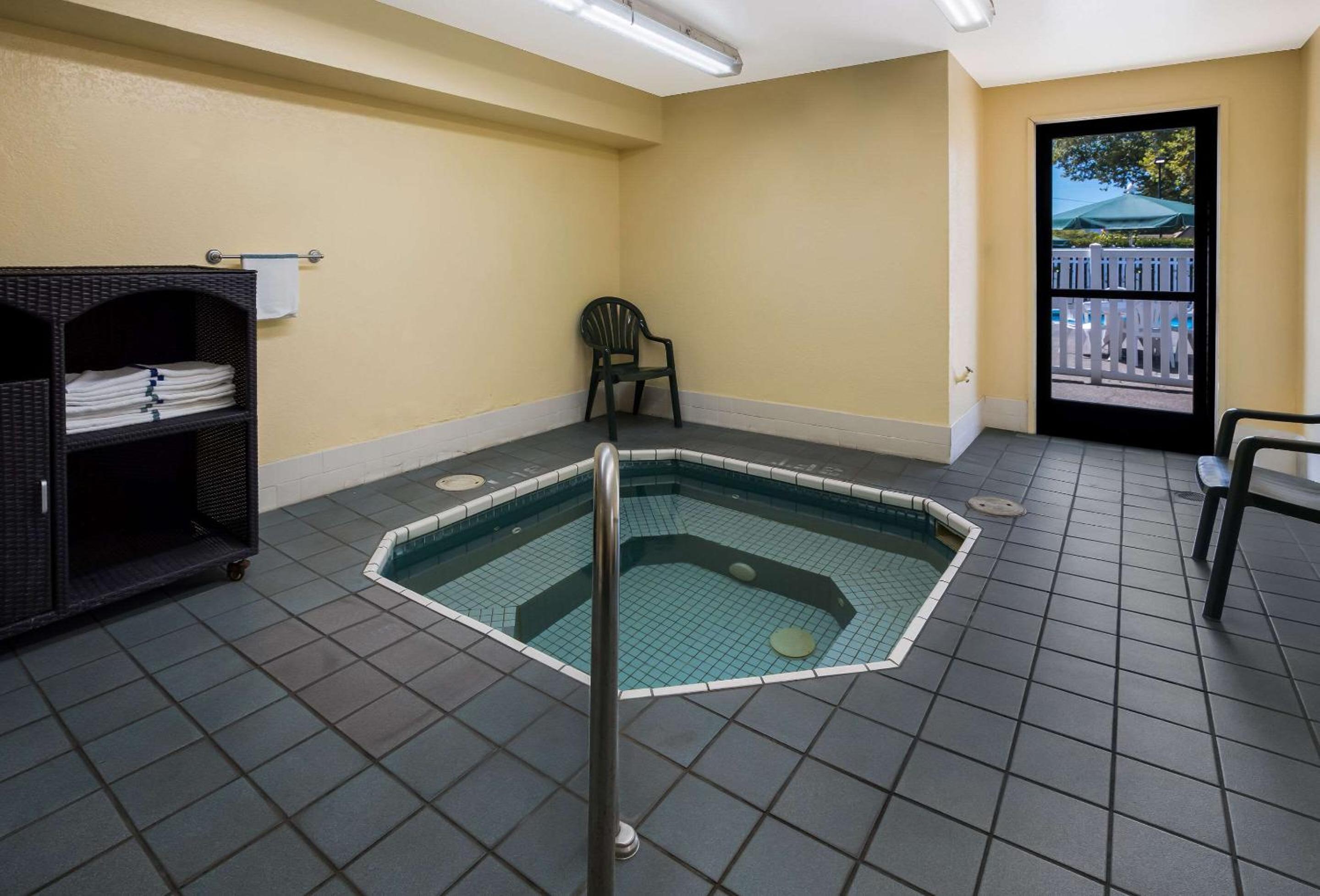 Medford Vacations - Quality Inn Suites Medford Airport - Property Image 27