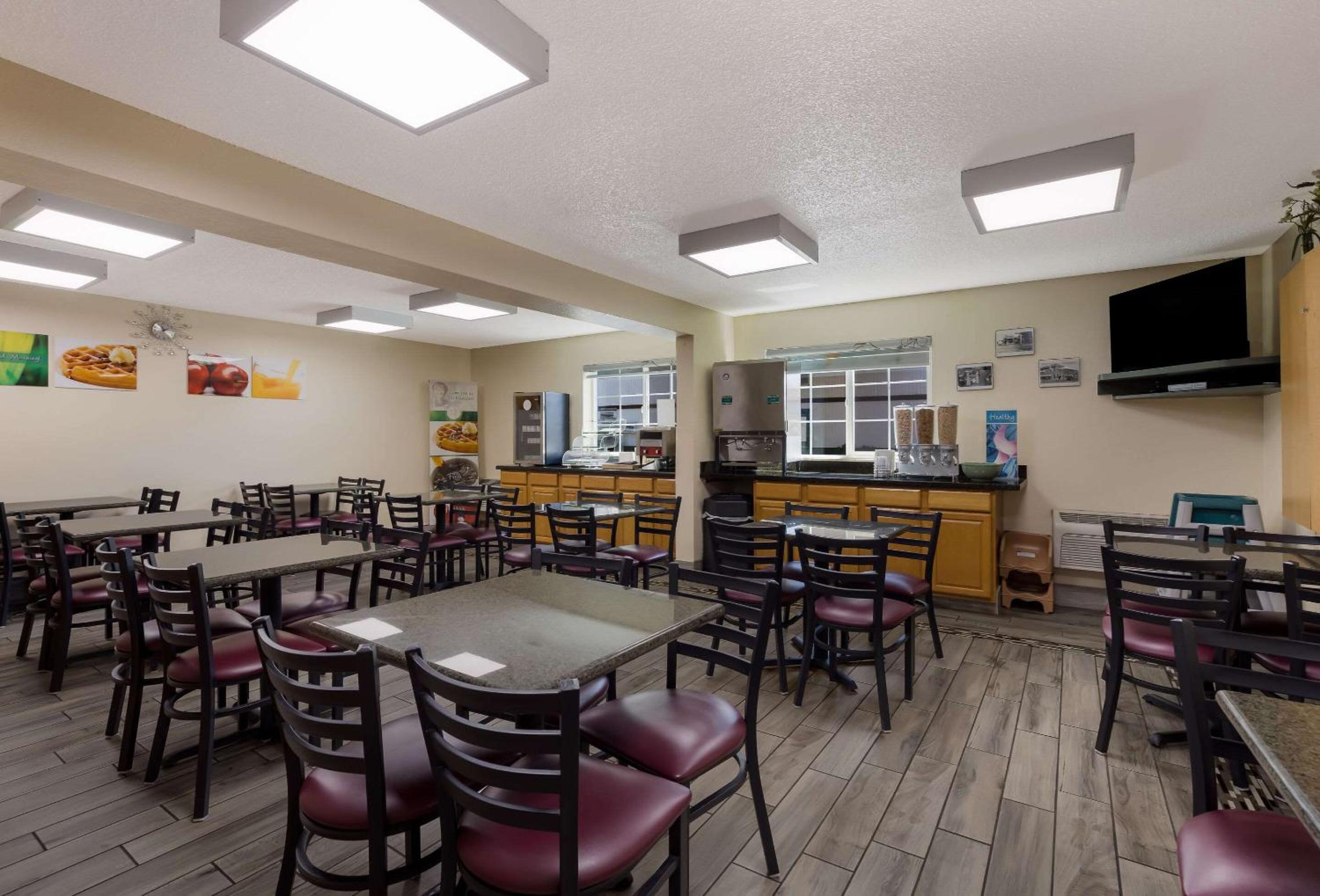 Medford Vacations - Quality Inn Suites Medford Airport - Property Image 33
