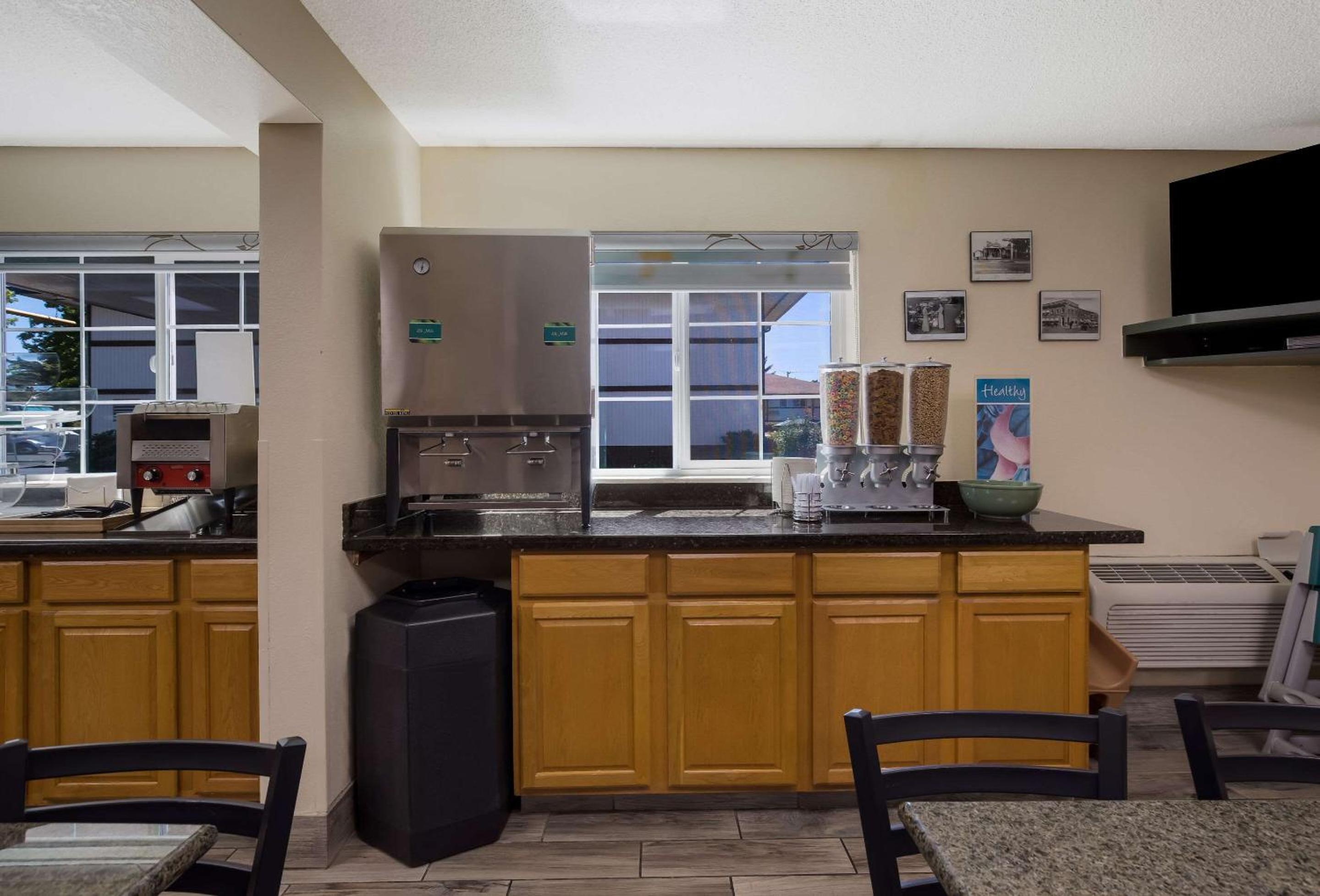 Medford Vacations - Quality Inn Suites Medford Airport - Property Image 34